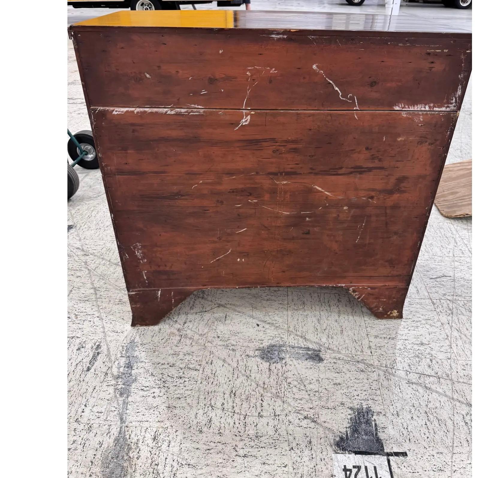 19th English Bow Front Chest of Drawers in vendita 5