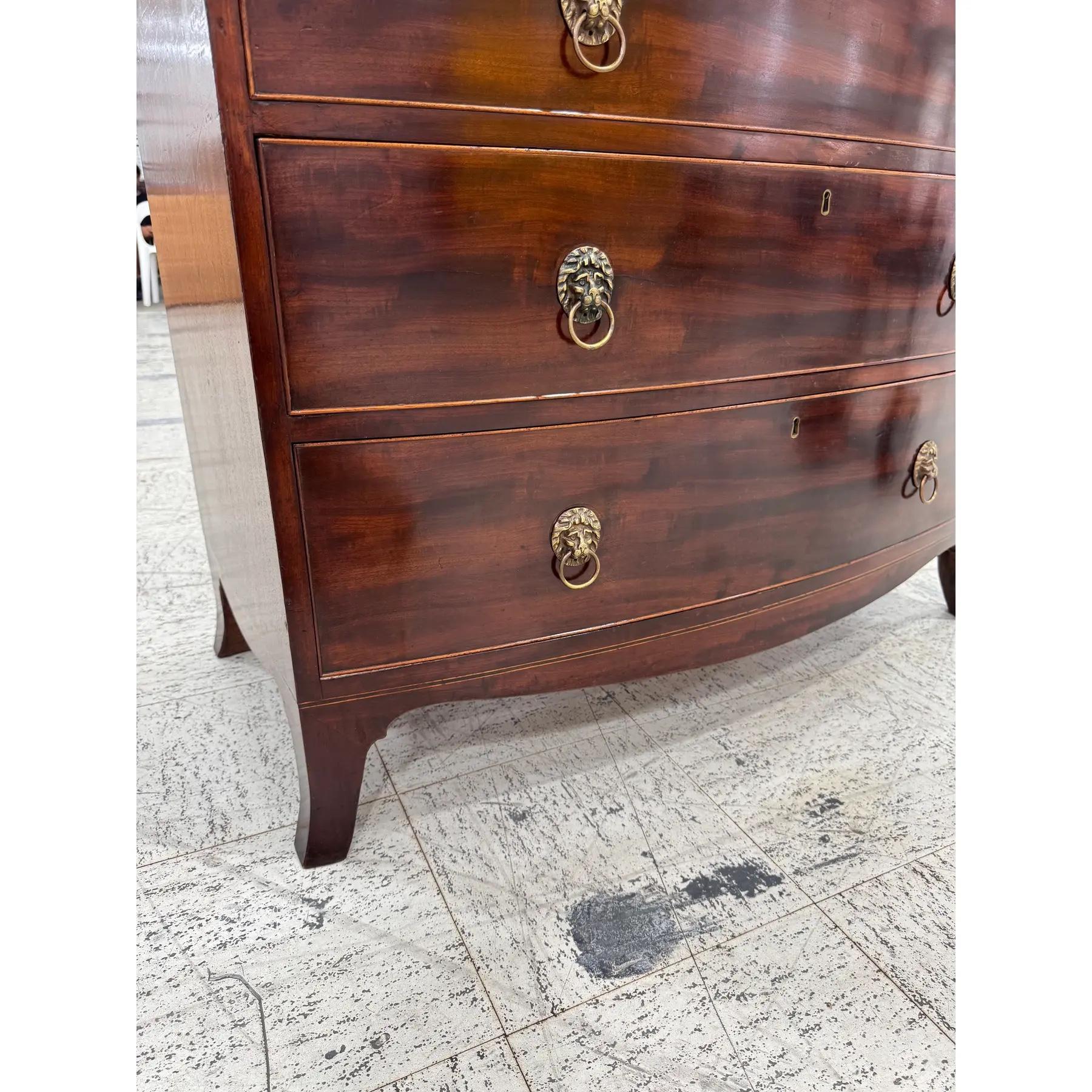 Inglese 19th English Bow Front Chest of Drawers in vendita