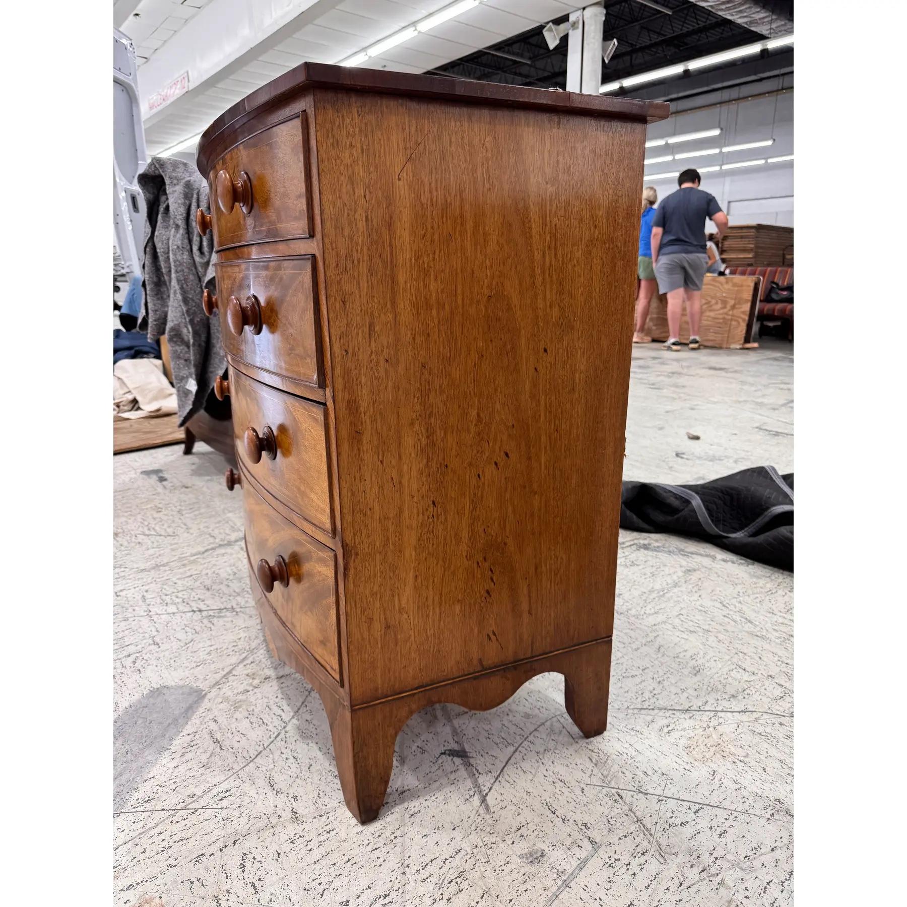 Inglese 19th English Bow Front Chest of Drawers in vendita