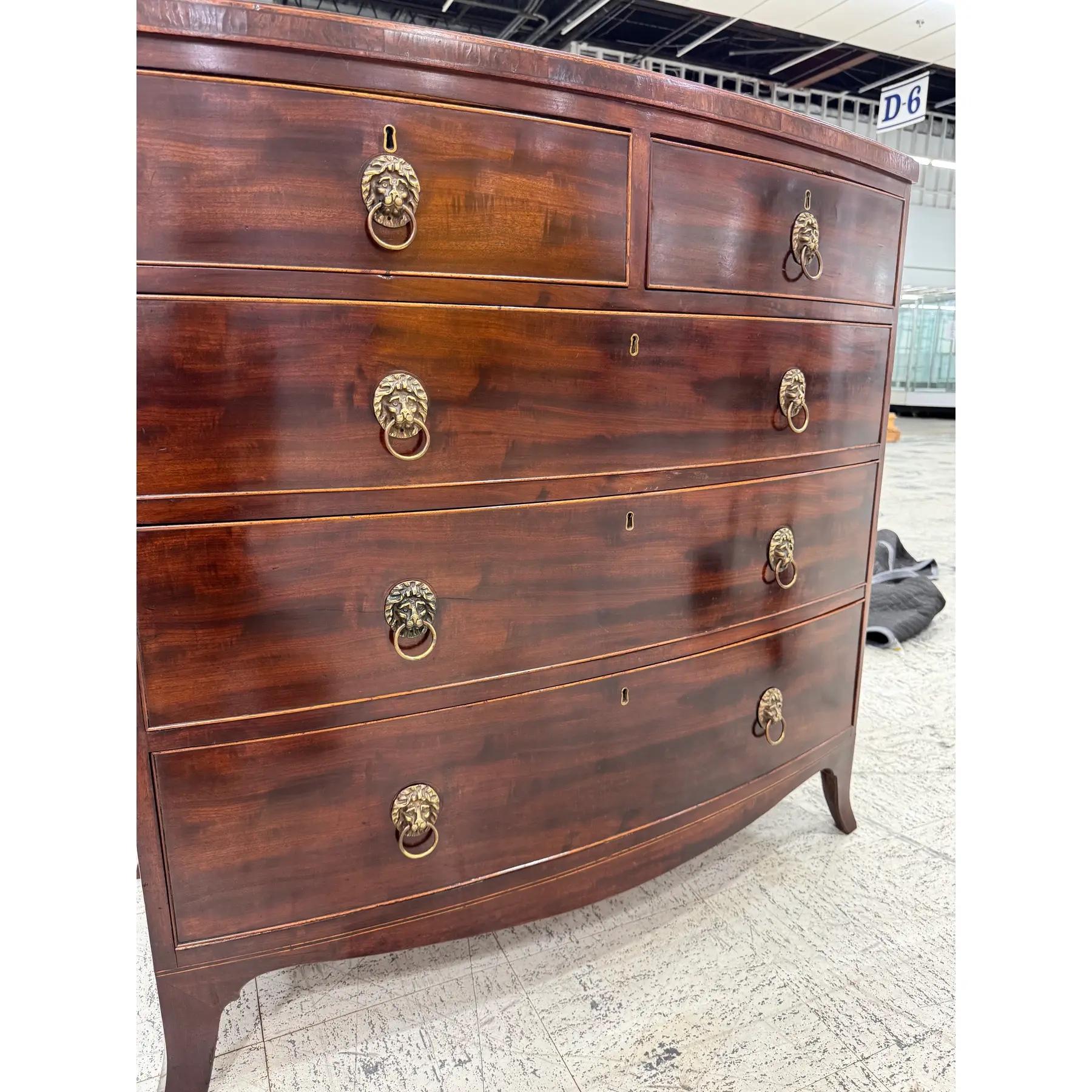 19th English Bow Front Chest of Drawers In condizioni buone in vendita a Nashville, TN