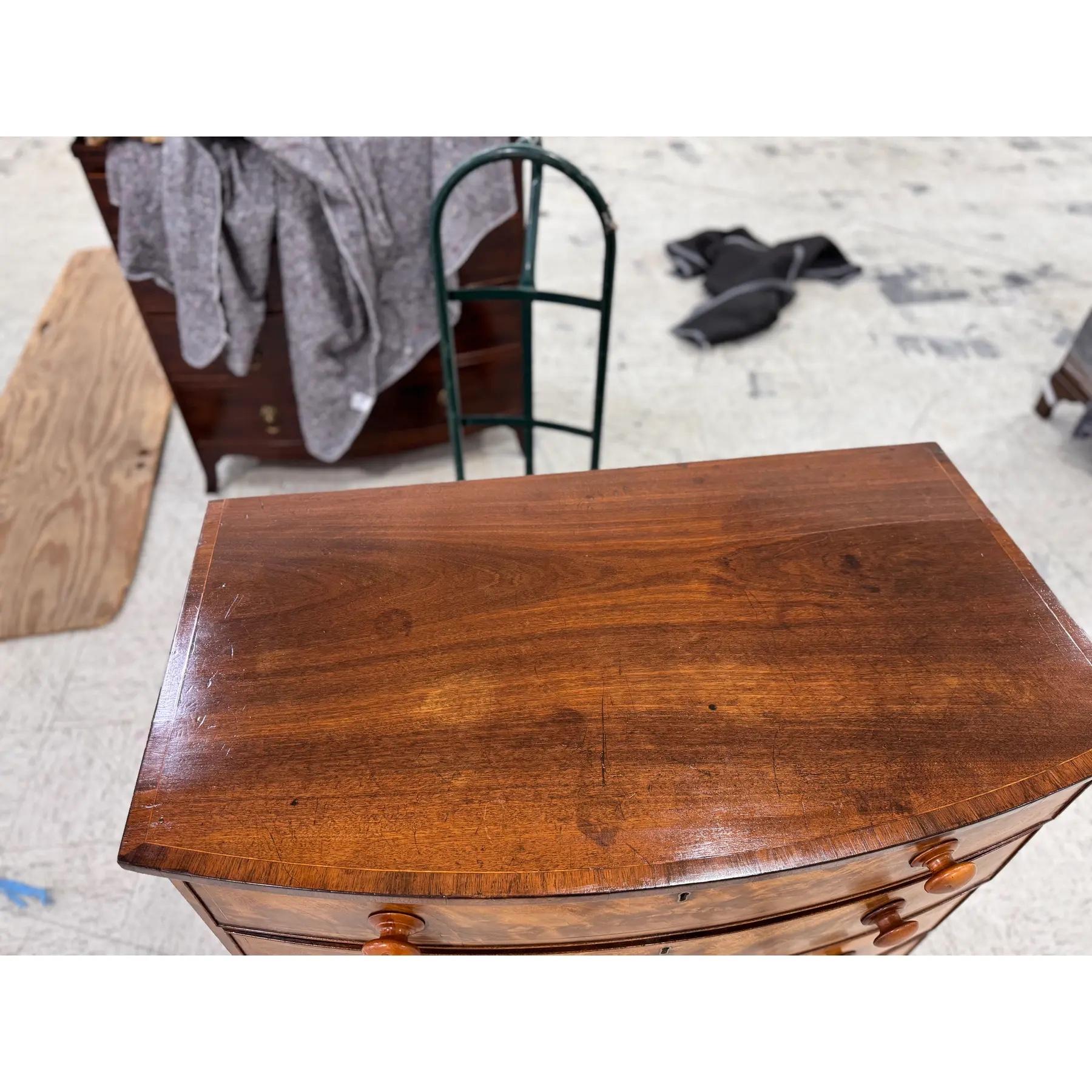 19th English Bow Front Chest of Drawers In condizioni buone in vendita a Nashville, TN