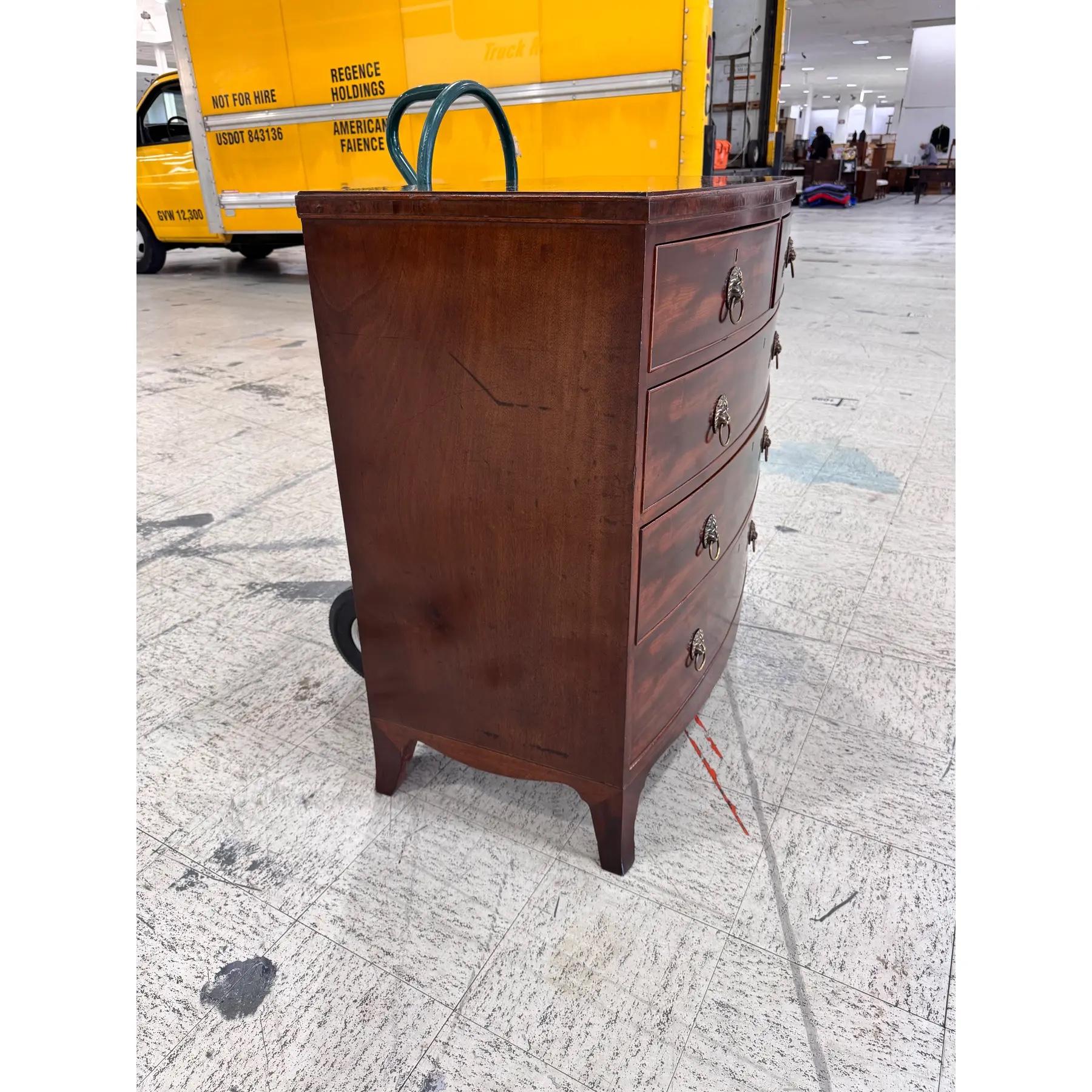 Metà XIX secolo 19th English Bow Front Chest of Drawers in vendita