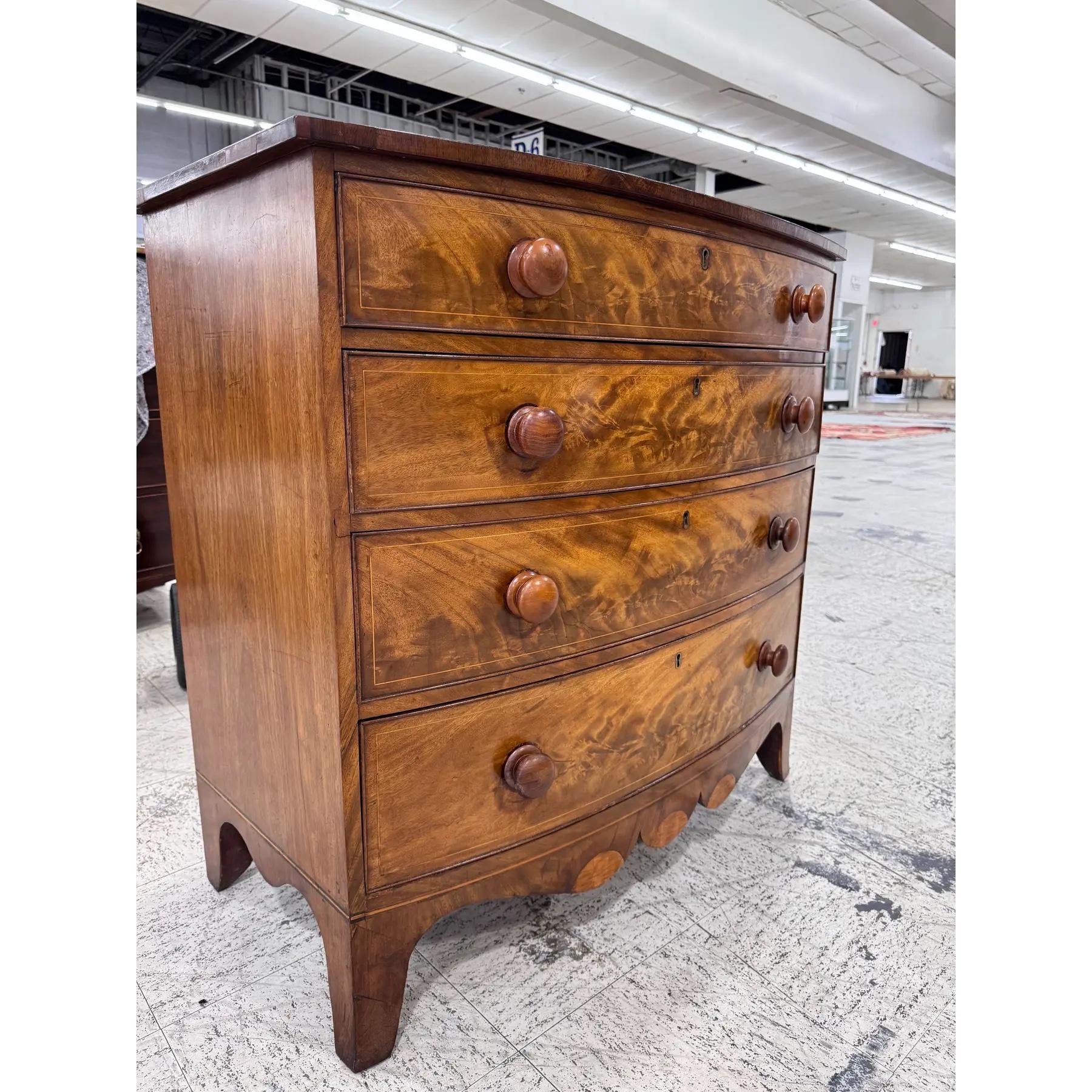 Metà XIX secolo 19th English Bow Front Chest of Drawers in vendita