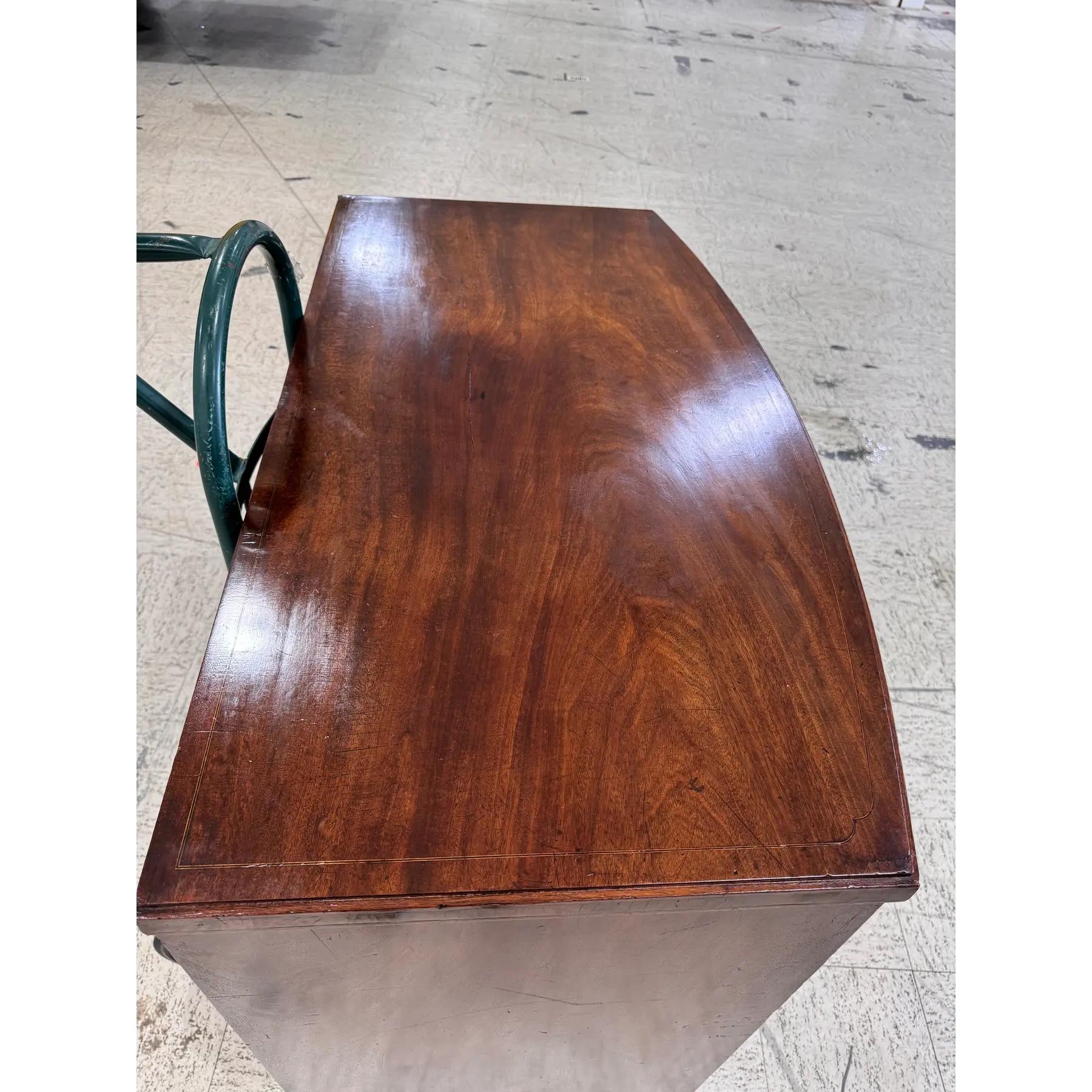 Legno 19th English Bow Front Chest of Drawers in vendita