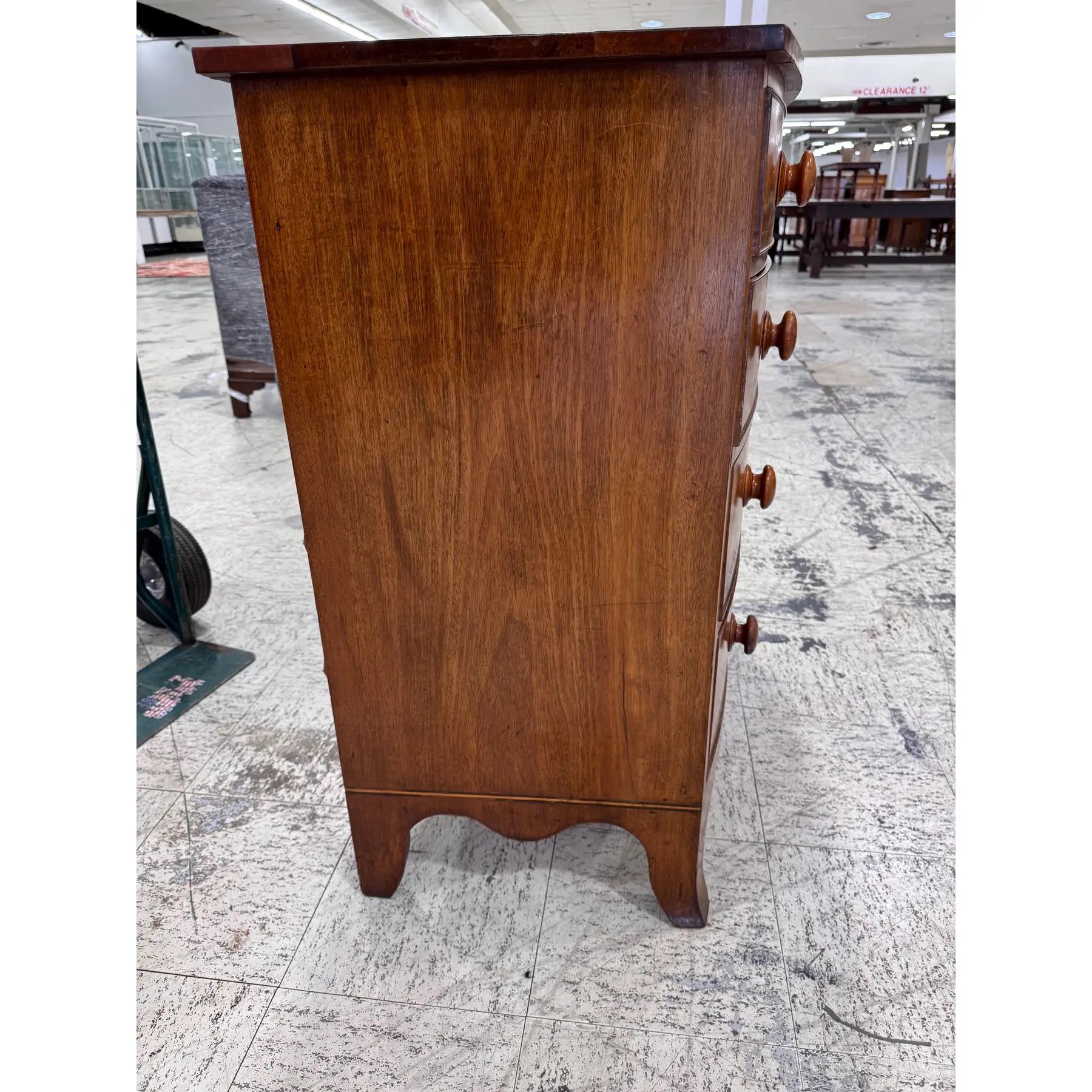 Legno 19th English Bow Front Chest of Drawers in vendita