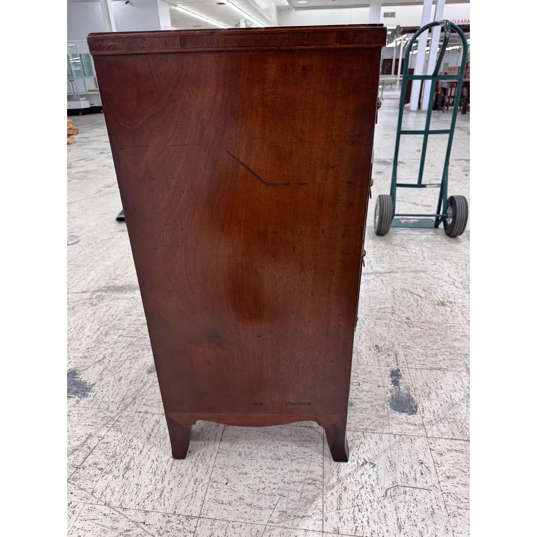 19th English Bow Front Chest of Drawers in vendita 1