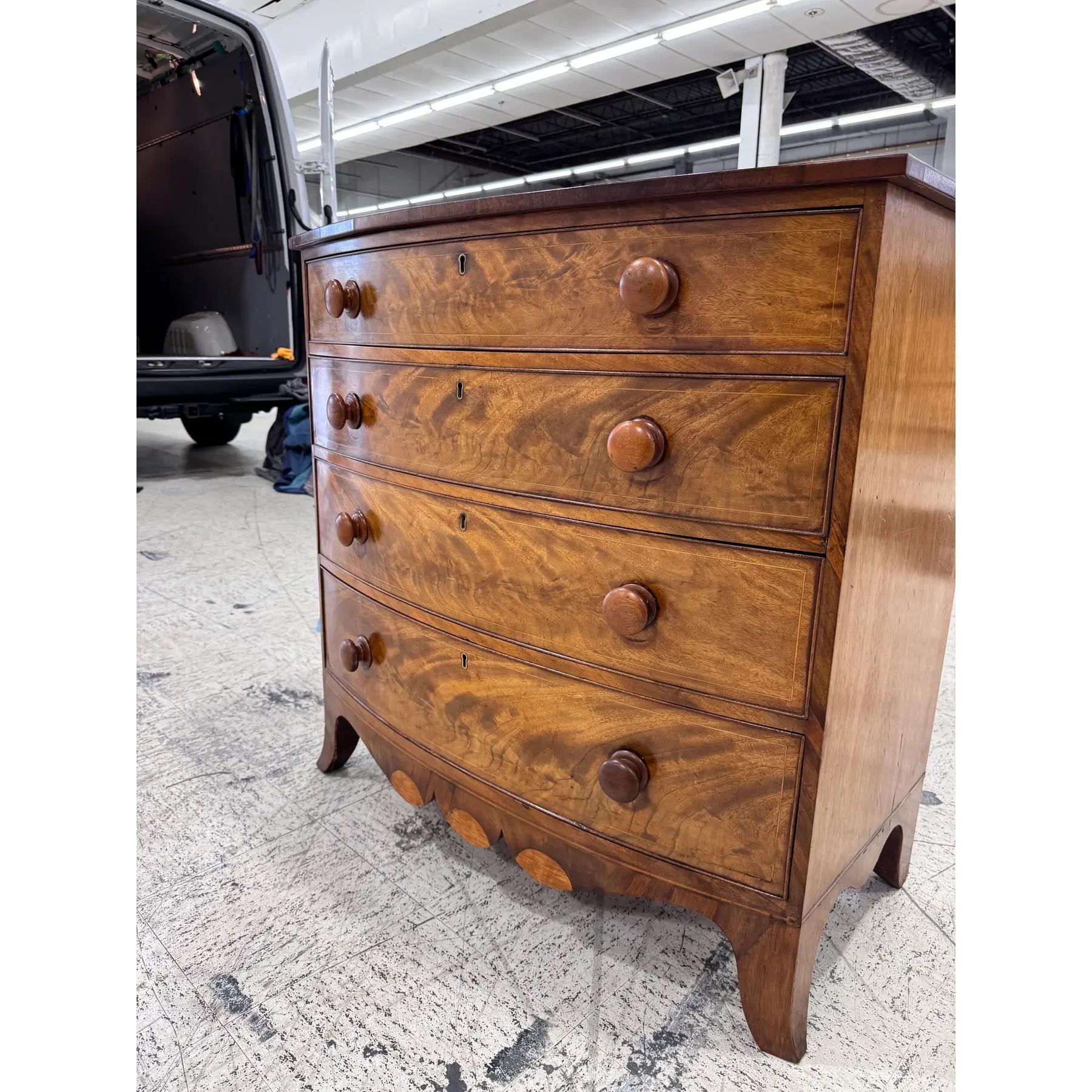 19th English Bow Front Chest of Drawers in vendita 1