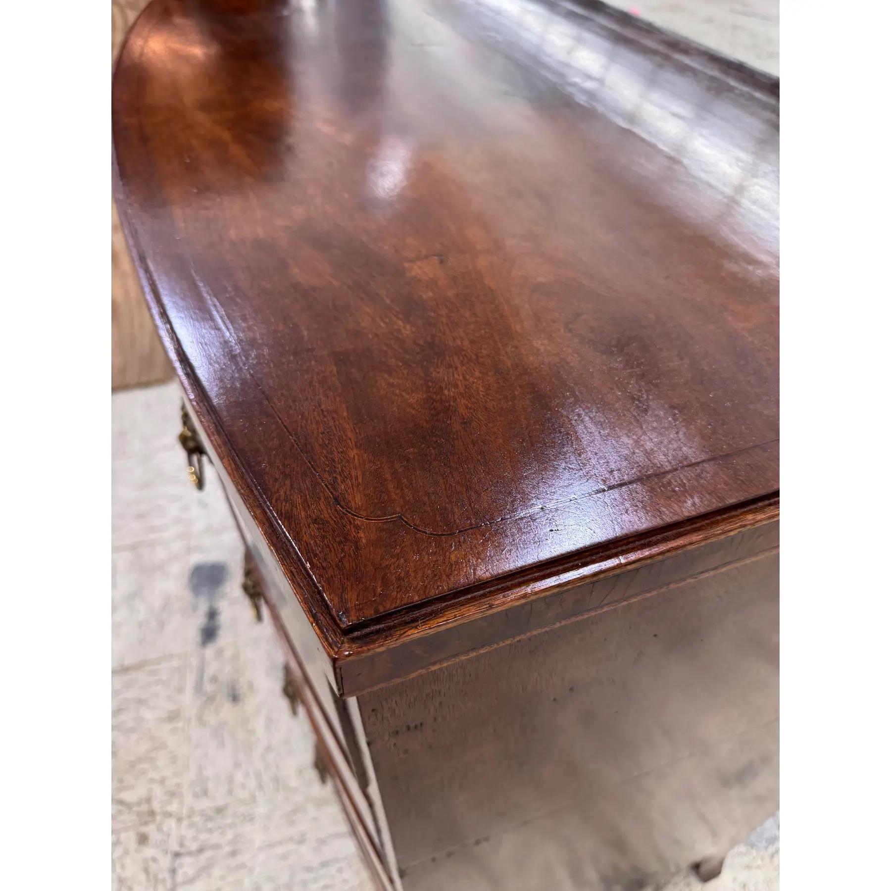 19th English Bow Front Chest of Drawers in vendita 2