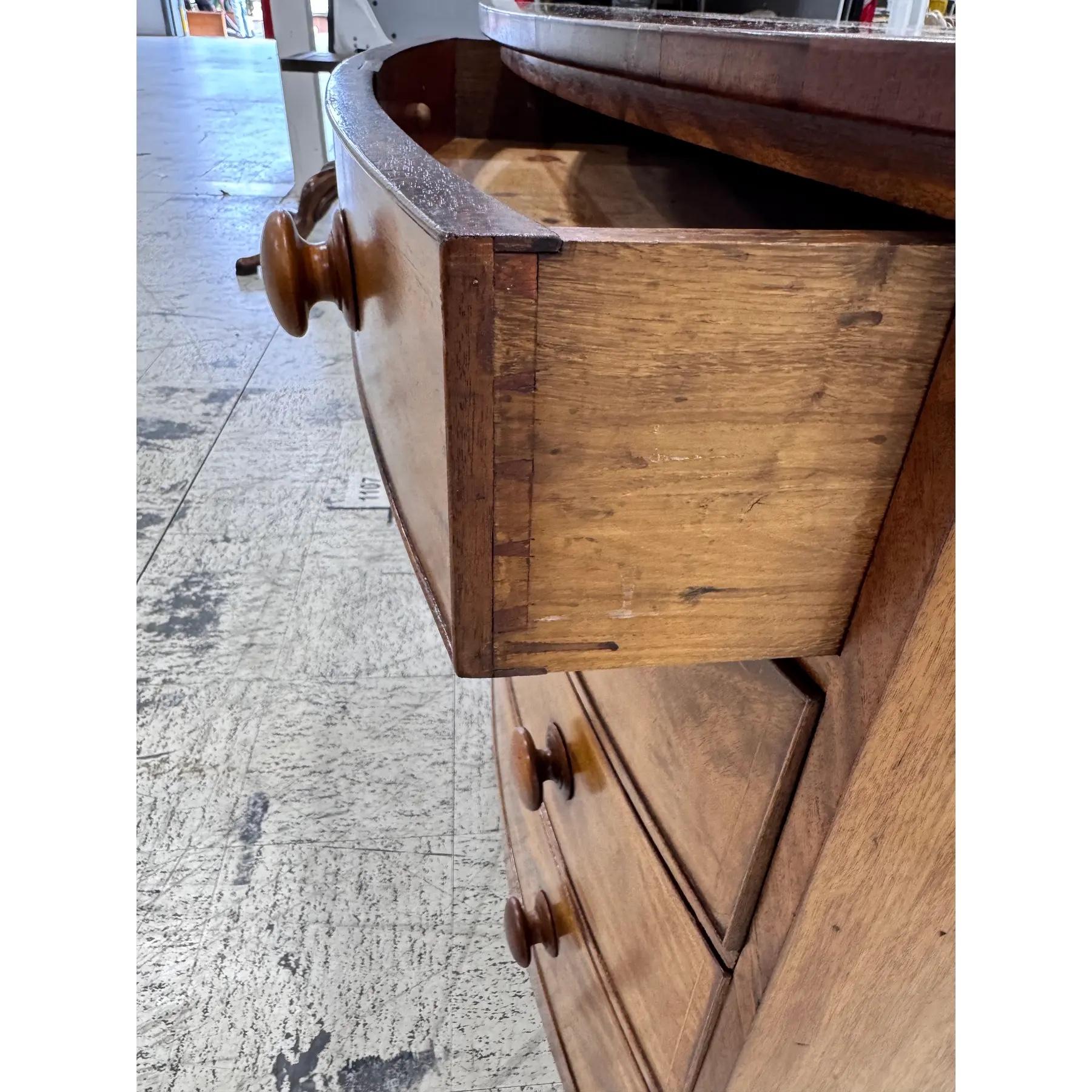 19th English Bow Front Chest of Drawers in vendita 2