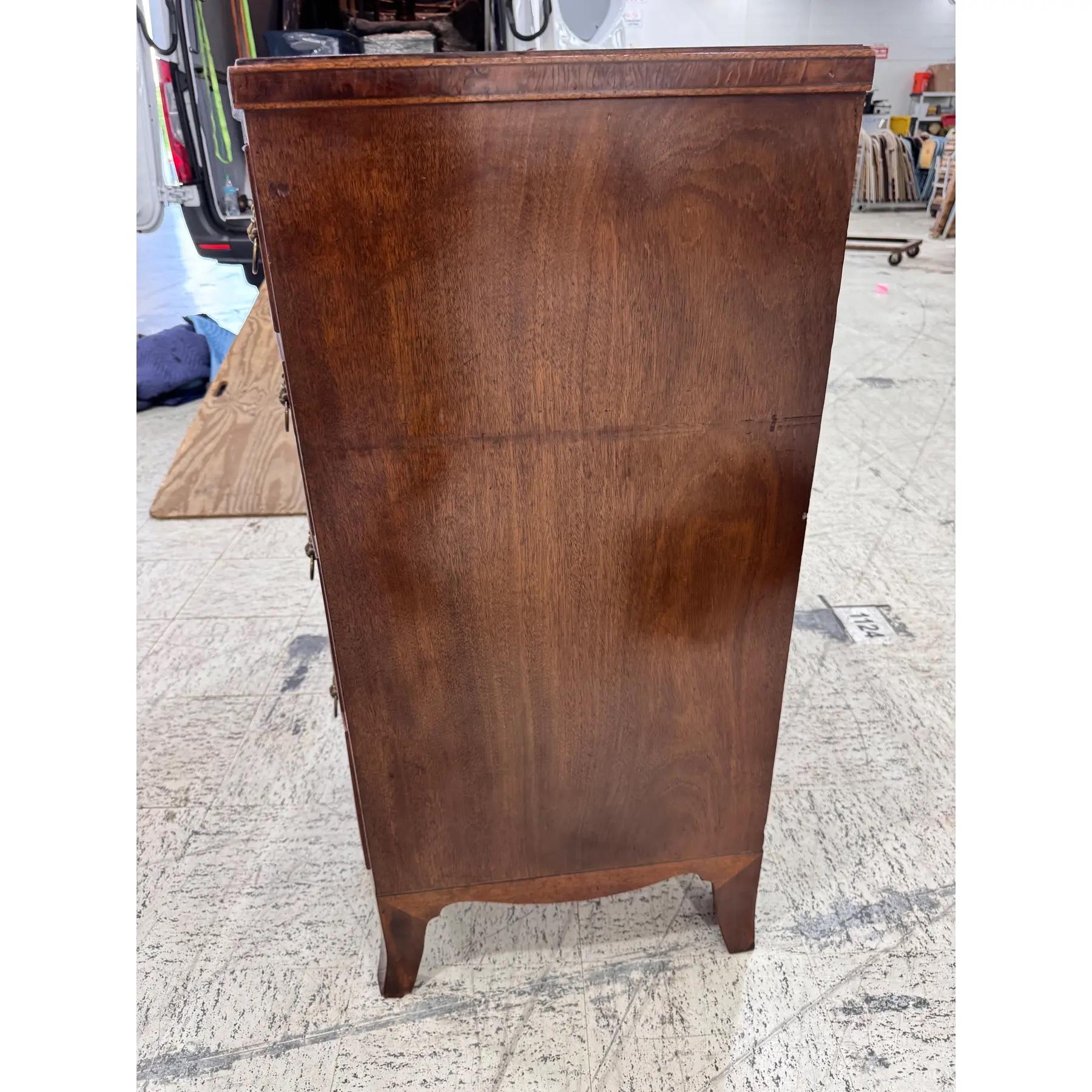 19th English Bow Front Chest of Drawers in vendita 3