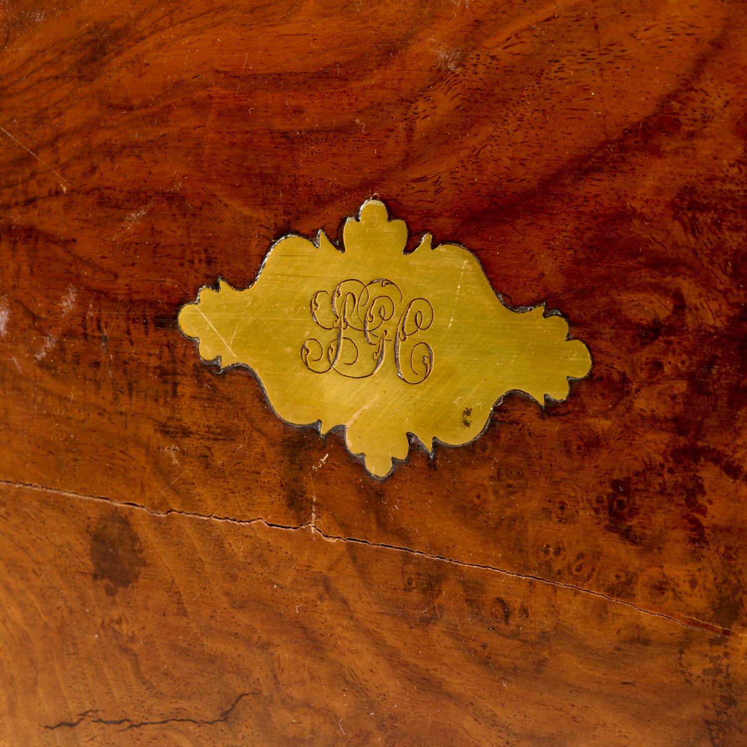 19. englischer Mahagoni-Schreibtisch mit Messingband und vergoldetem Leder (Englisch) im Angebot