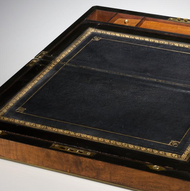 19. englischer Mahagoni-Schreibtisch mit Messingband und vergoldetem Leder (19. Jahrhundert) im Angebot