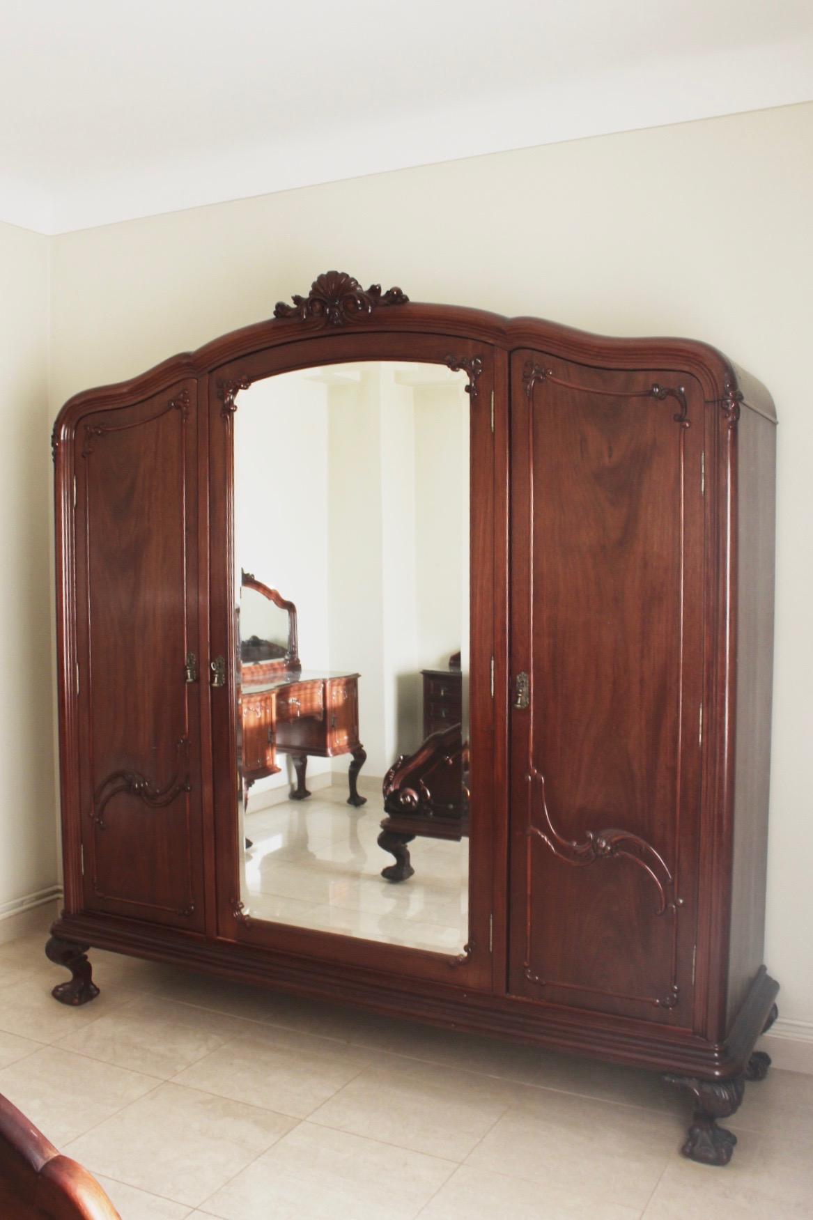 Chippendale Ball & Claw Mahogany Wood Armoire or Wardrobe with 3 Vanity Mirrors (Englisch) im Angebot