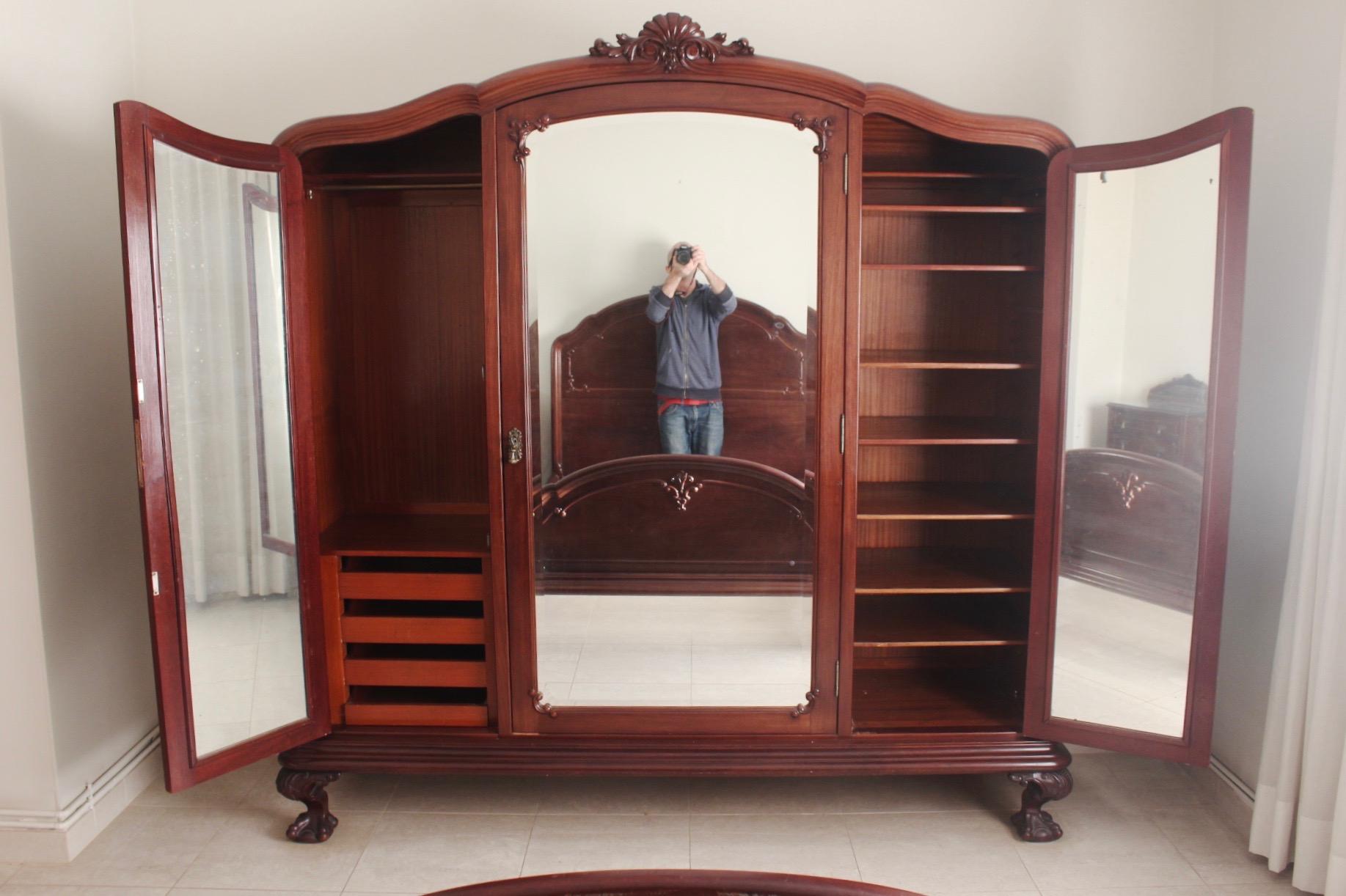 Chippendale Ball & Claw Mahogany Wood Armoire or Wardrobe with 3 Vanity Mirrors (Handgefertigt) im Angebot