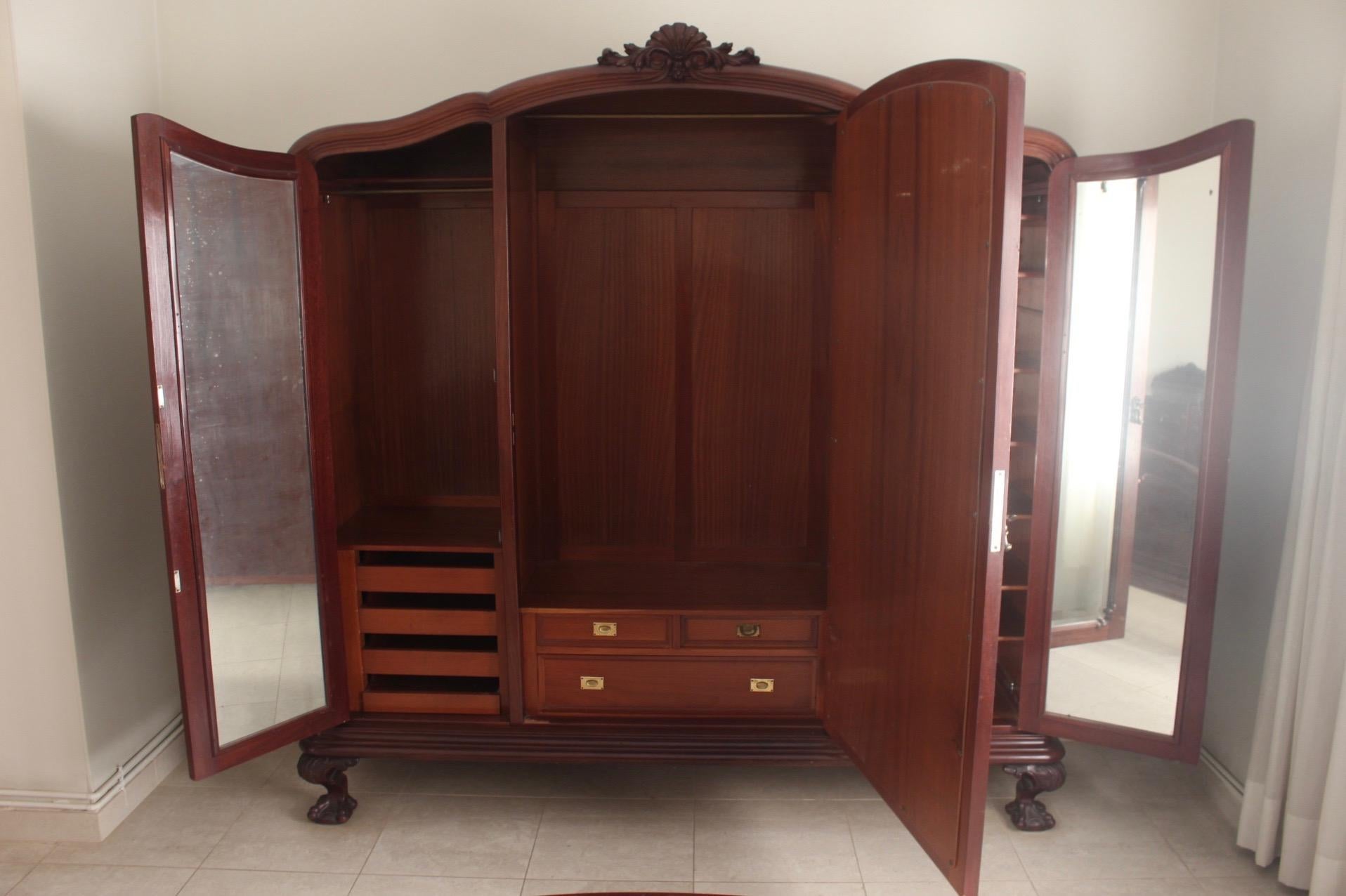Chippendale Ball & Claw Mahogany Wood Armoire or Wardrobe with 3 Vanity Mirrors im Zustand „Hervorragend“ im Angebot in Valencia, Valencia