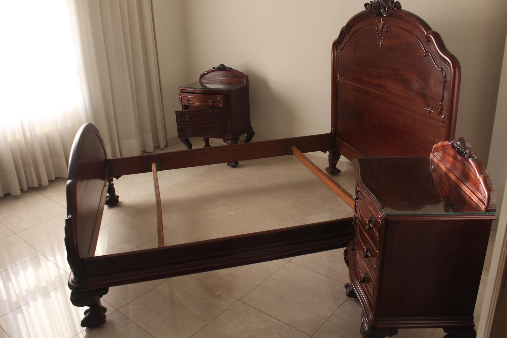 Chippendale Ball/Claw Mahogany Wood Bed with Matching Nightstands, 19th Century For Sale 8