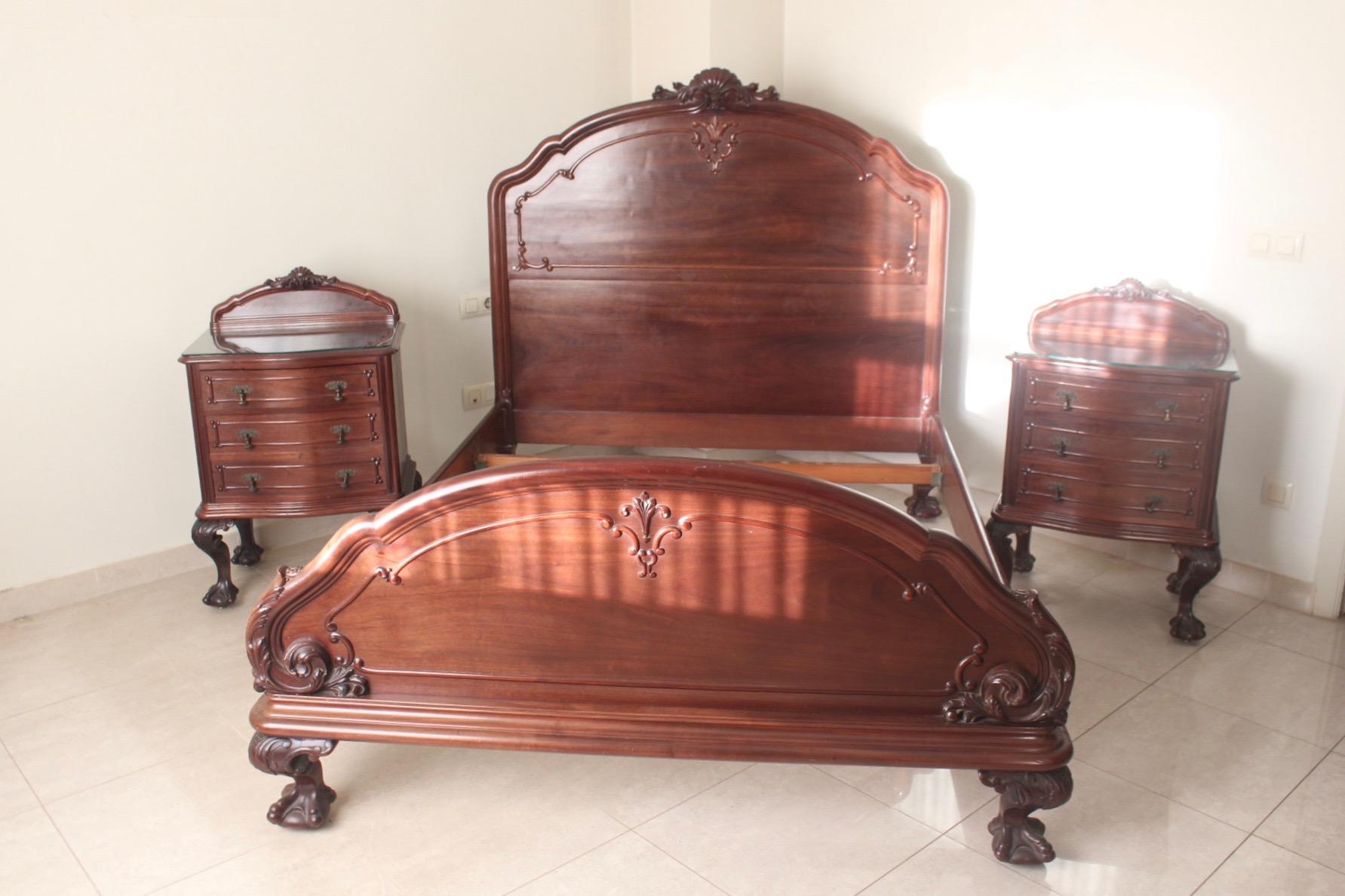 Impressive 19th century English Chippendale ball and claw mahogany bed with matching nightstands.
The set remains in excellent condition. With this currently dimension, fits 150cms mattress.
This bed and nightstands, were made in London, circa