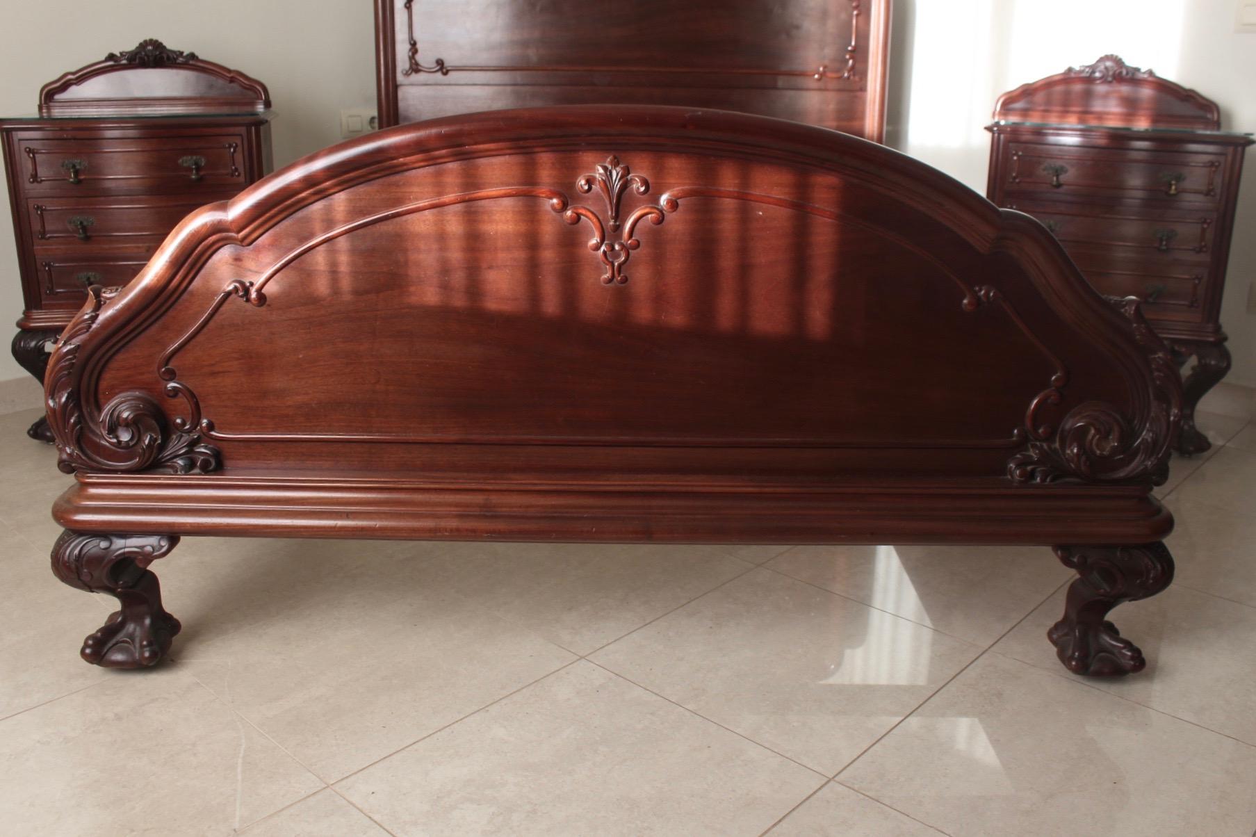 English Chippendale Ball/Claw Mahogany Wood Bed with Matching Nightstands, 19th Century For Sale