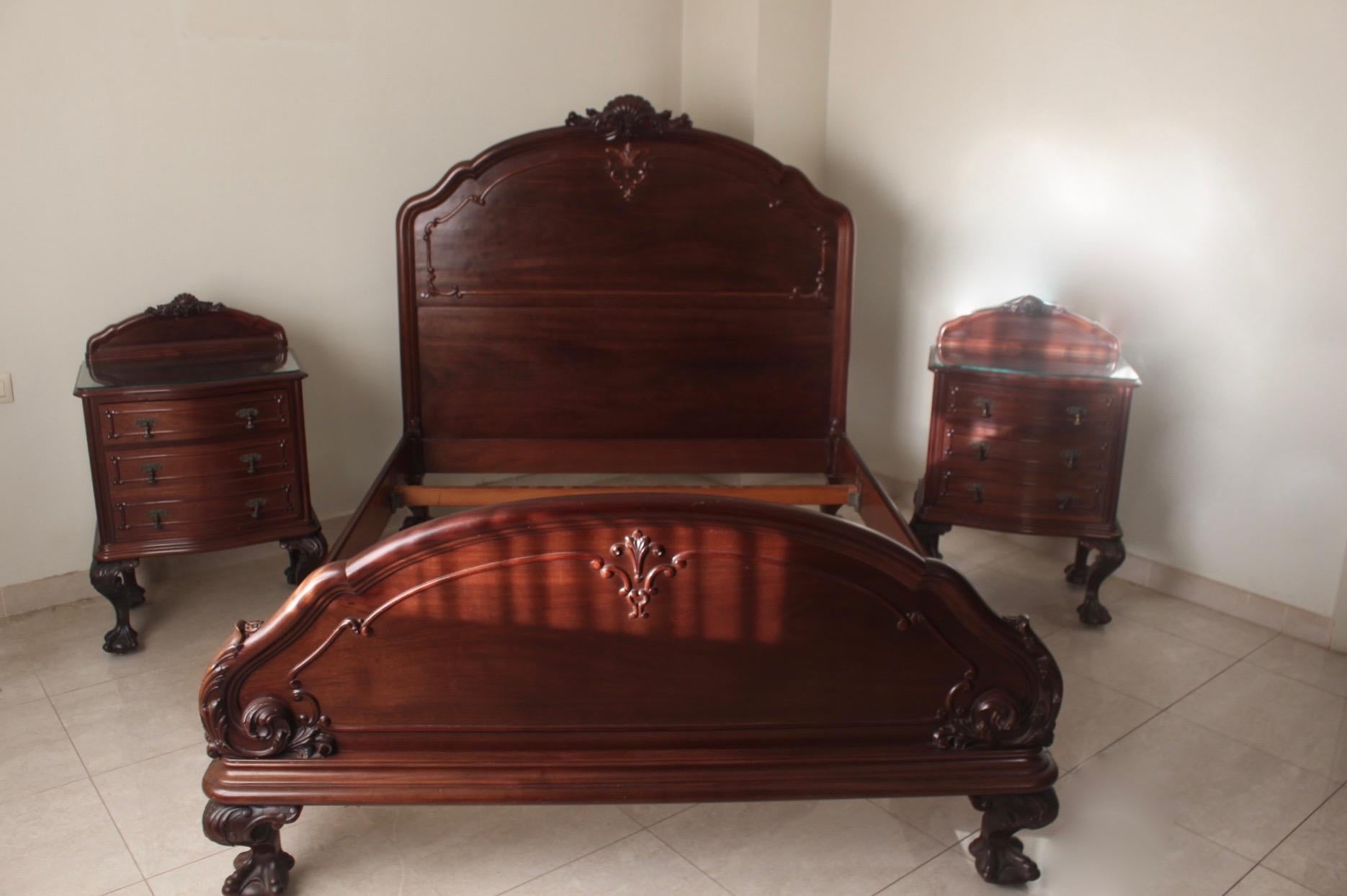 Hand-Crafted Chippendale Ball/Claw Mahogany Wood Bed with Matching Nightstands, 19th Century For Sale