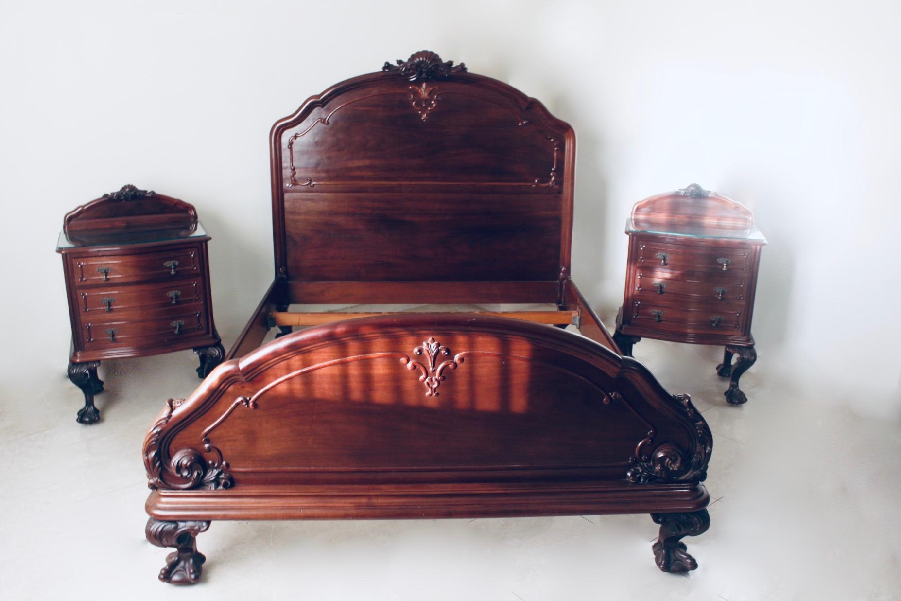 Chippendale Ball/Claw Mahogany Wood Bed with Matching Nightstands, 19th Century In Excellent Condition For Sale In Valencia, Valencia