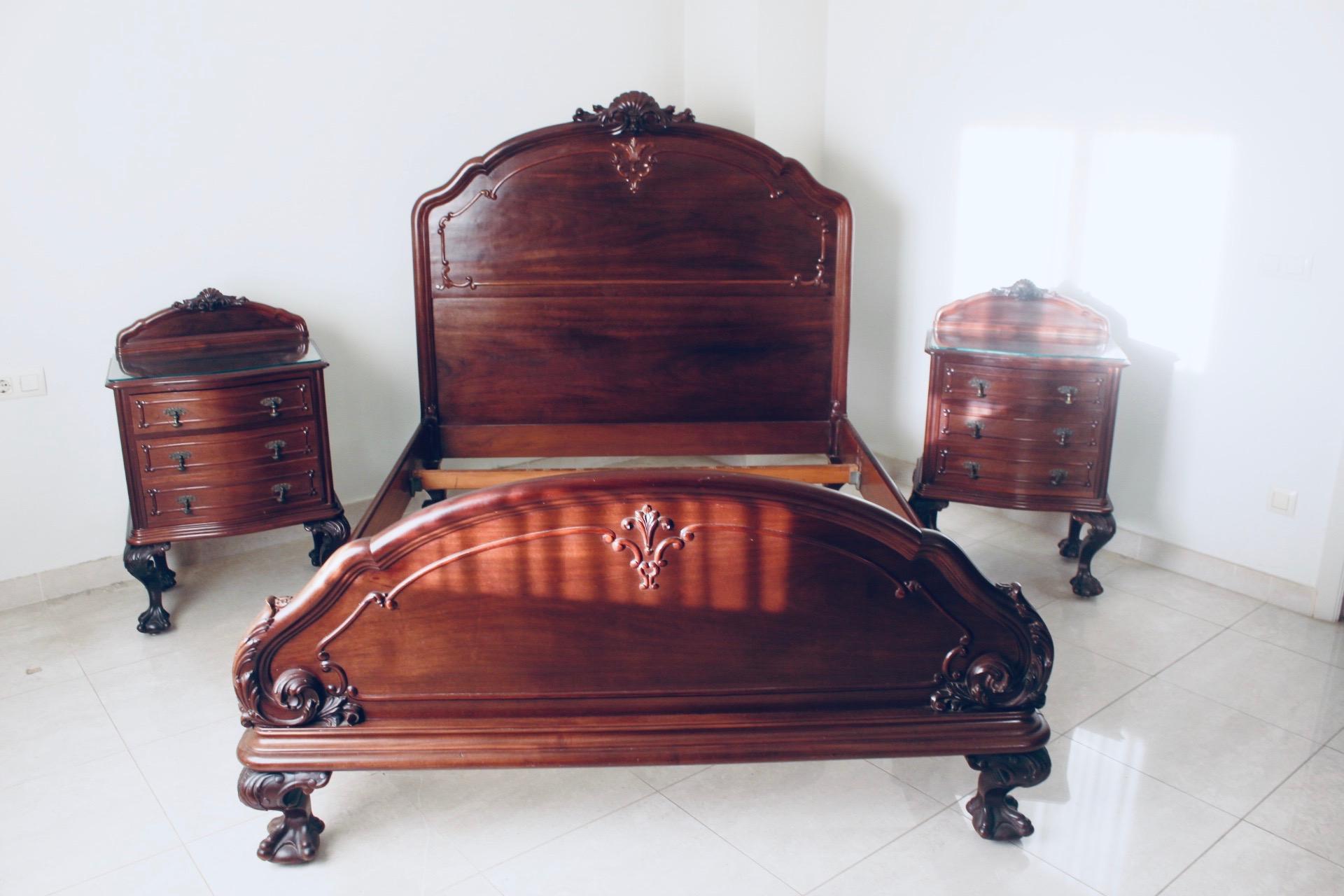 Chippendale Ball/Claw Mahogany Wood Bed with Matching Nightstands, 19th Century For Sale 1