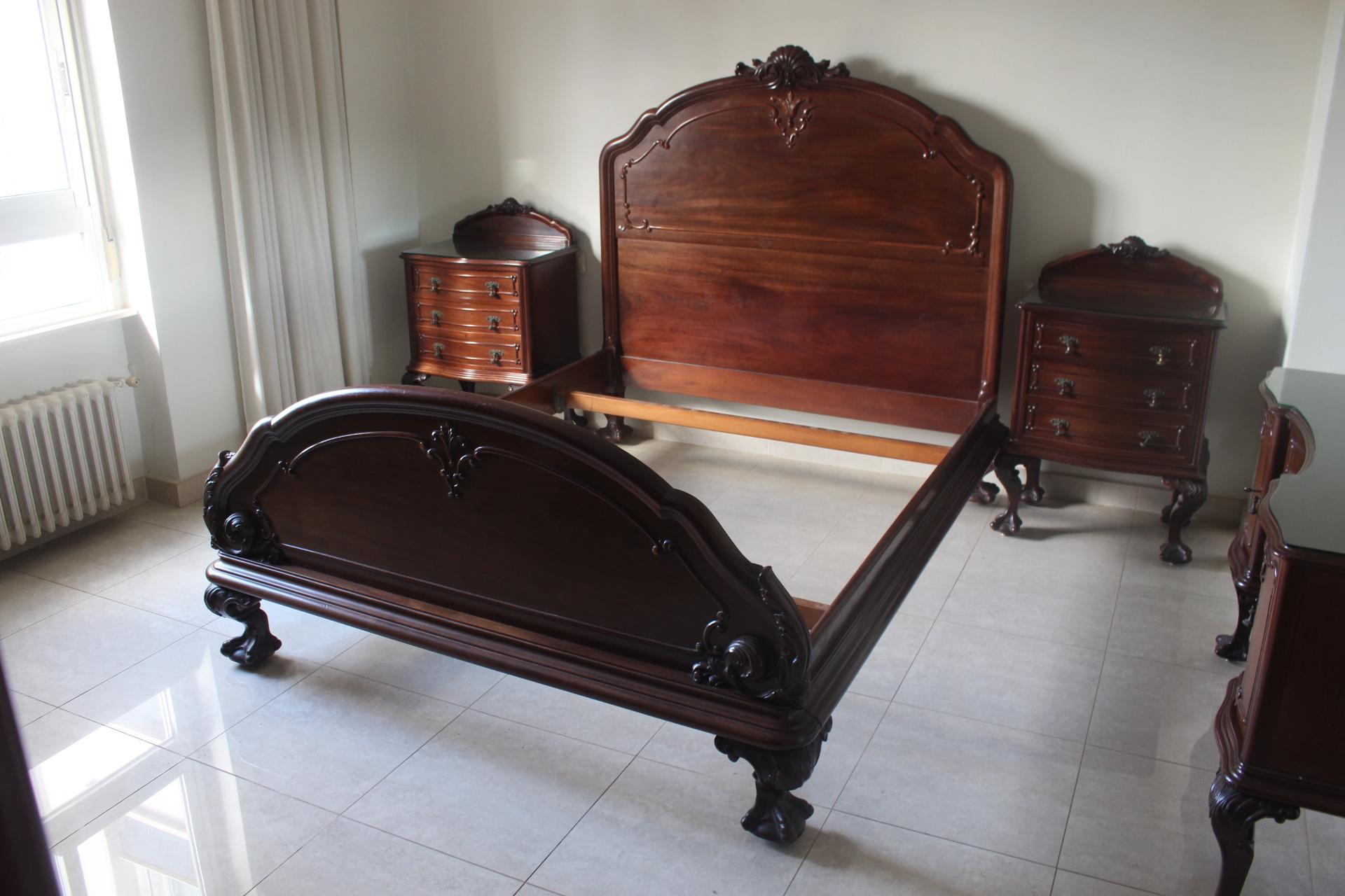Chippendale Ball/Claw Mahogany Wood Bed with Matching Nightstands, 19th Century For Sale 4