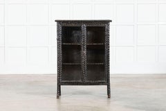 Armario esmaltado inglés del siglo XIX de imitación de bambú lacado