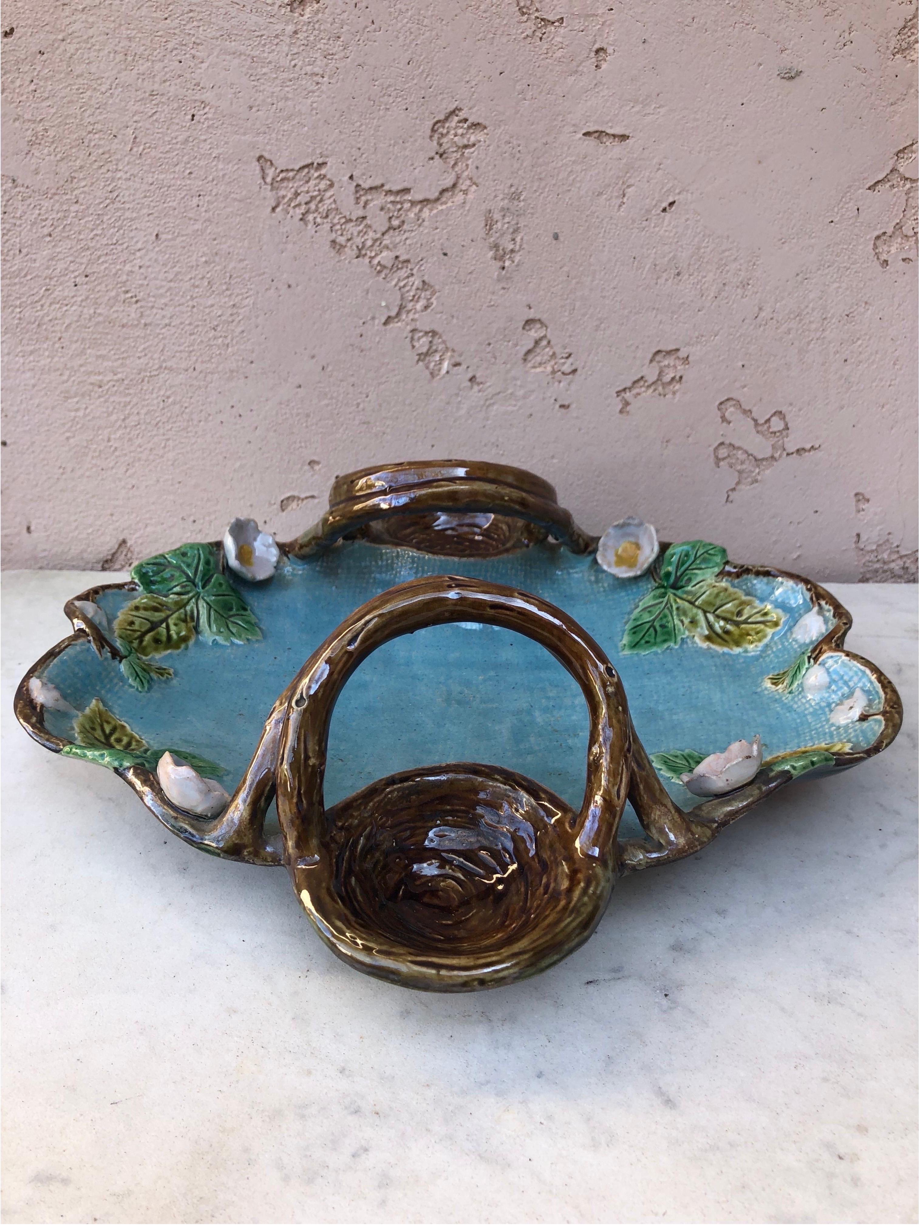 19th English Victorian Majolica Strawberries Platter with Handles In Good Condition For Sale In Austin, TX