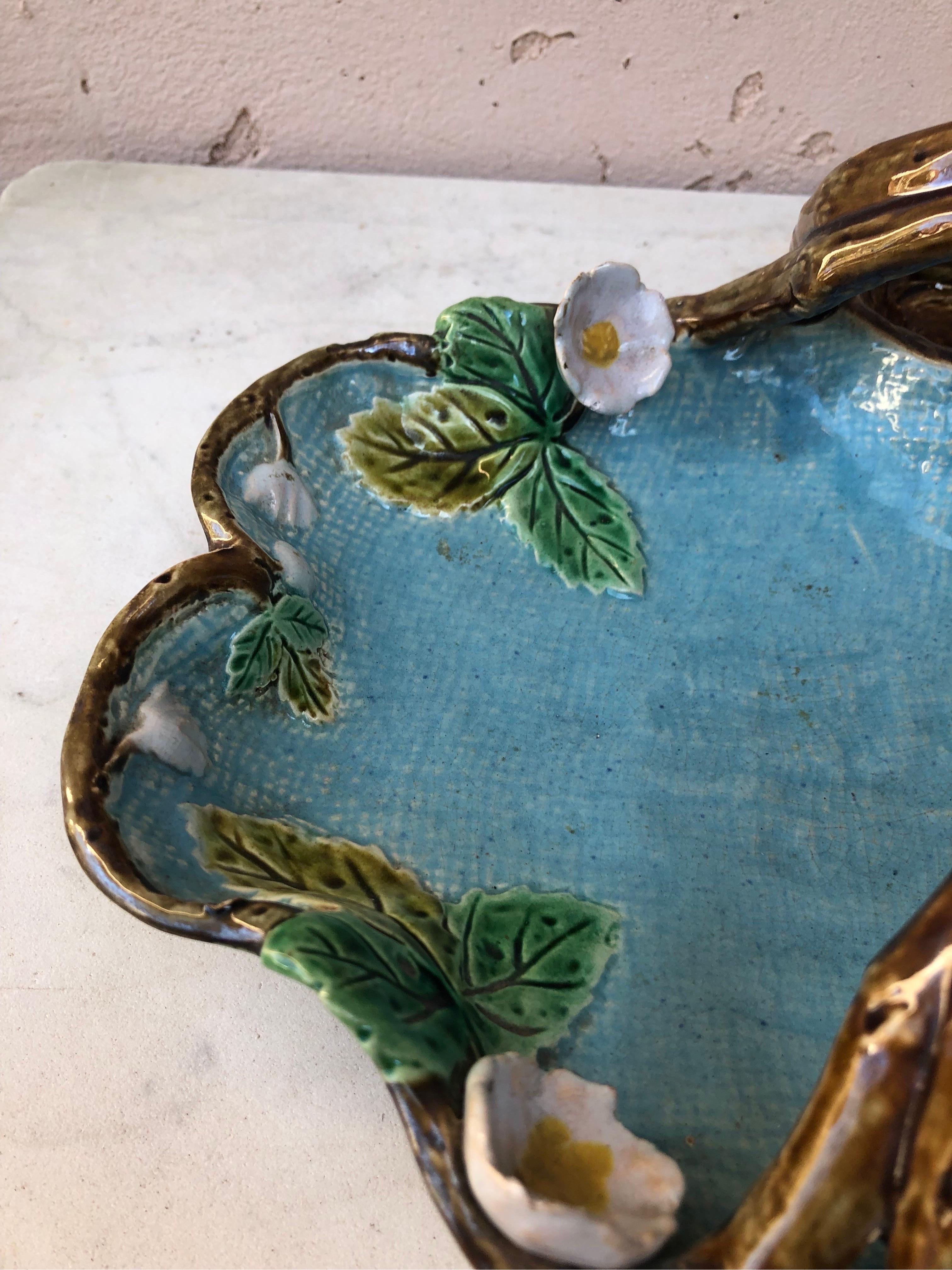 Late 19th Century 19th English Victorian Majolica Strawberries Platter with Handles For Sale