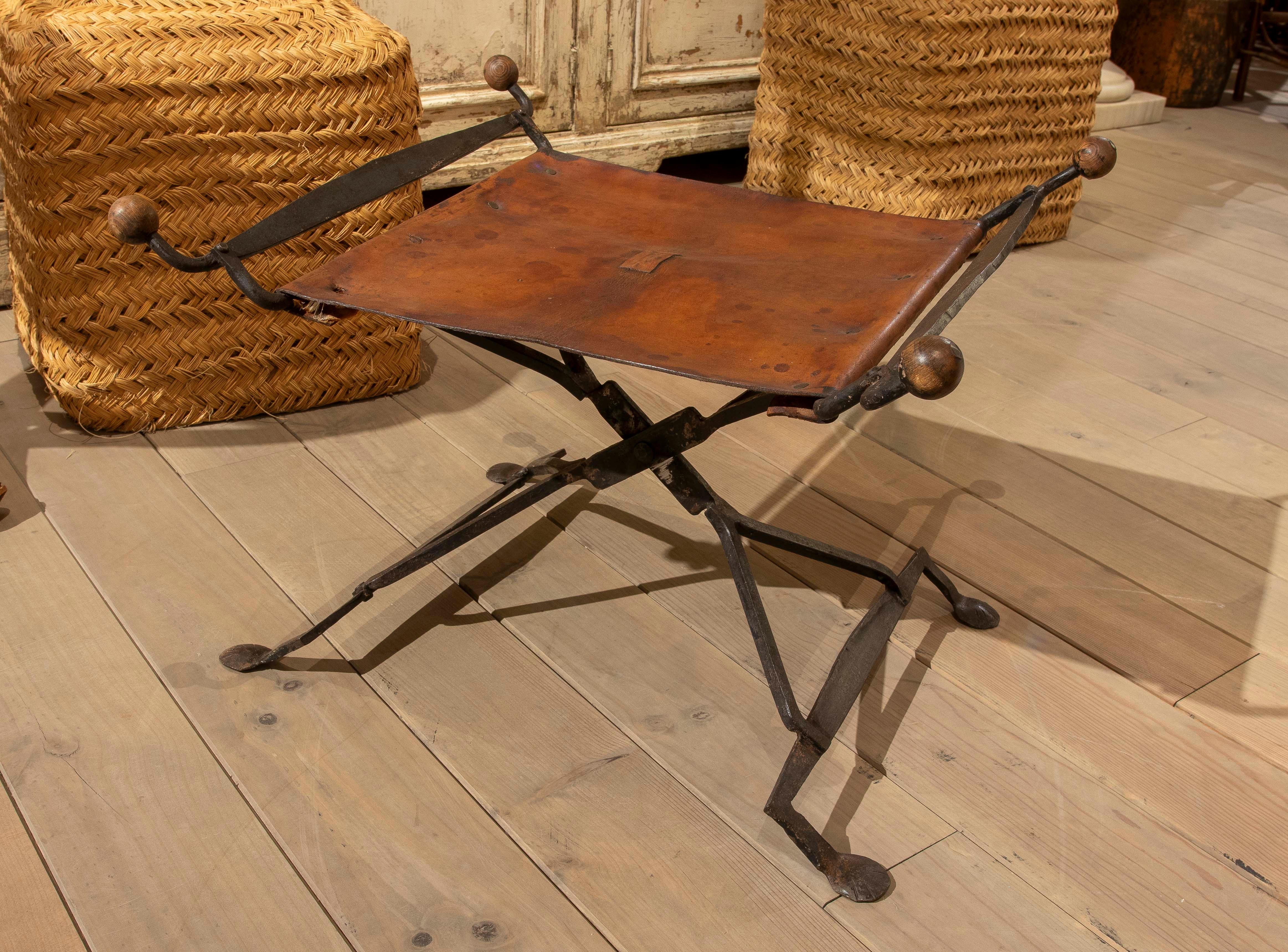 19th Folding Iron Chair with Leather Seat In Good Condition In Marbella, ES
