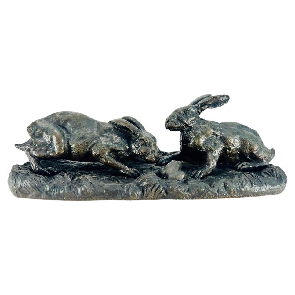 Bronze du 19ème siècle circa 1850 "Deux lièvres". en vente