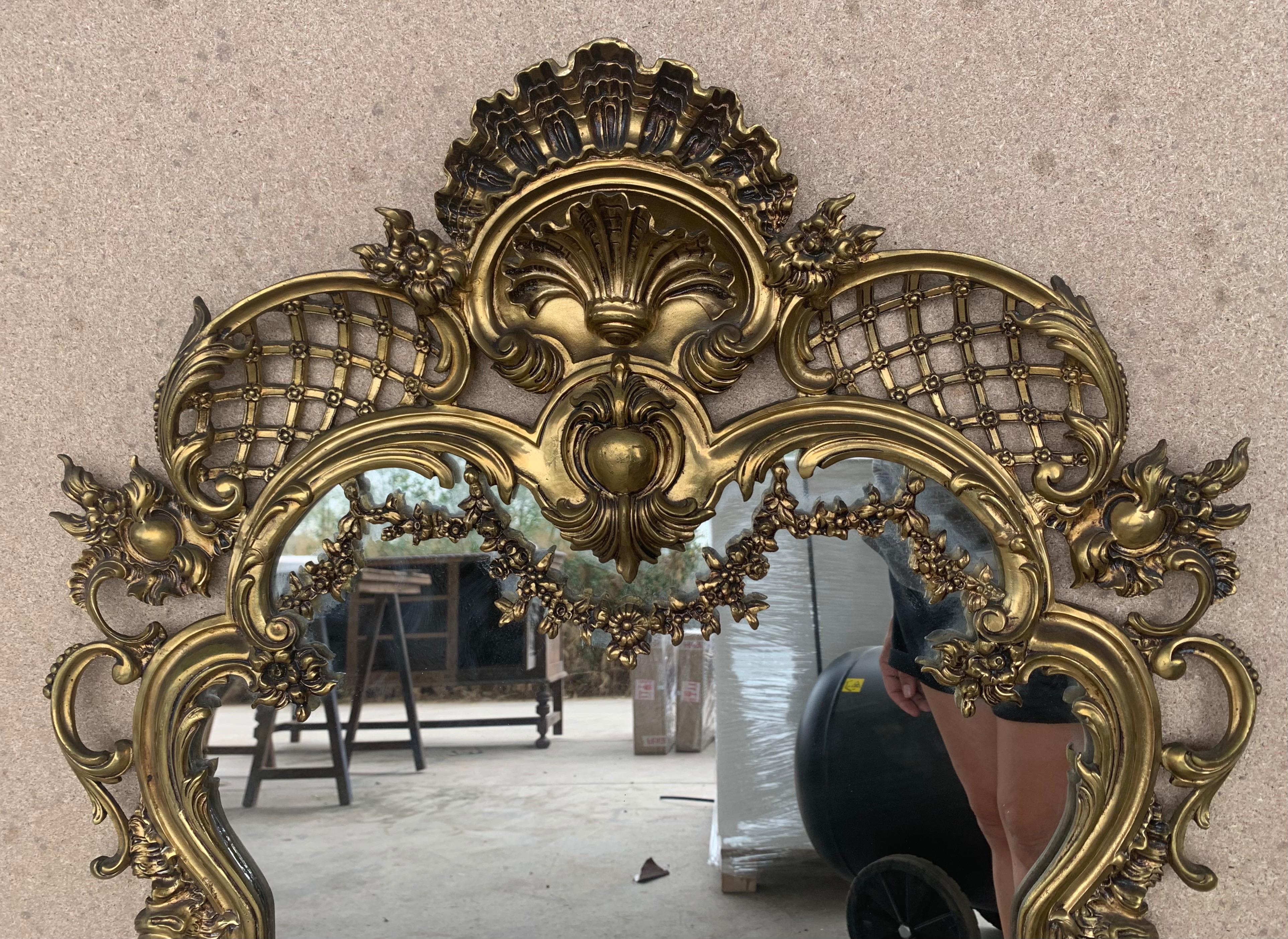 Français Miroir baroque français du 19e siècle fait à la main en bronze avec reliefs en vente