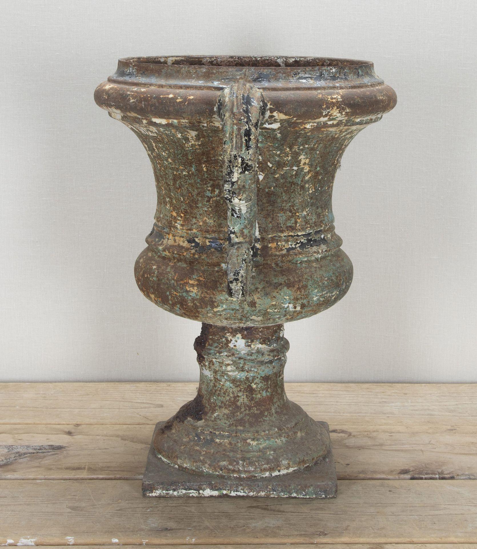 Francese Urna in ghisa francese del 19° secolo in vendita