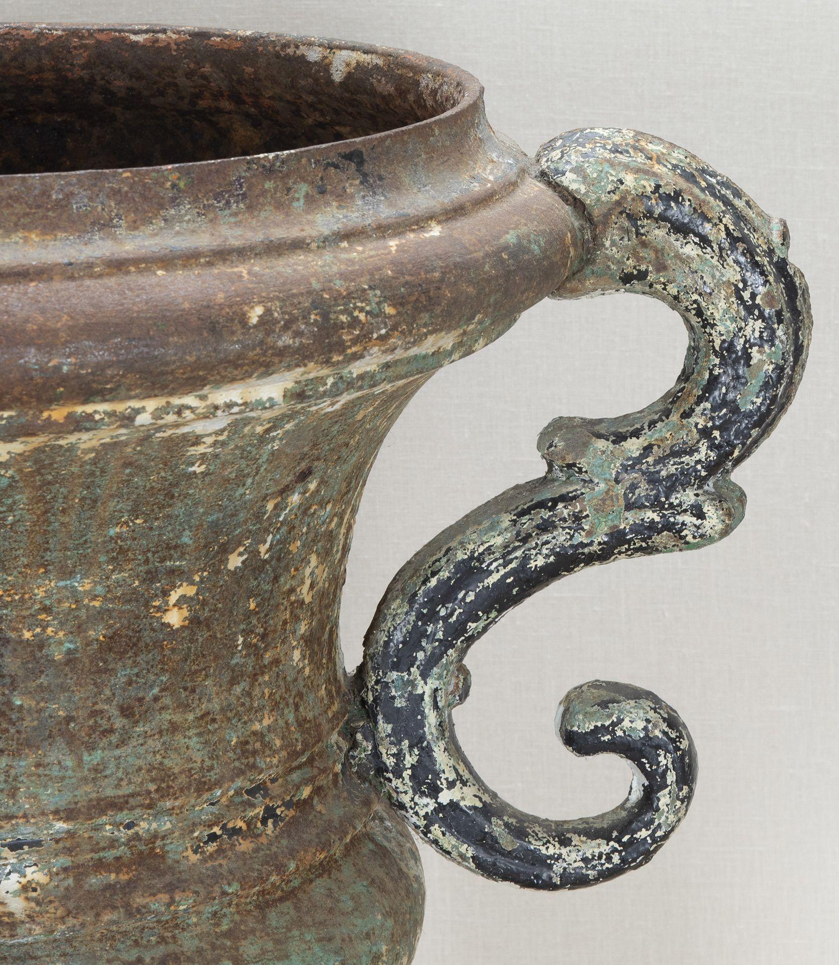 Ferro Urna in ghisa francese del 19° secolo in vendita