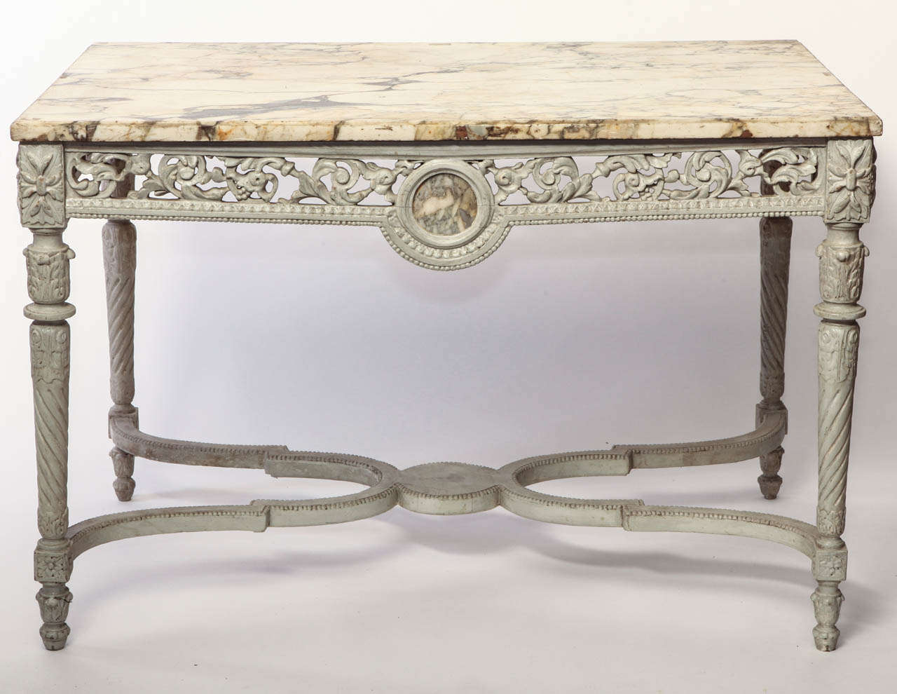 Eleganter französischer Mitteltisch aus dem 19. Jahrhundert, fein geschnitzt und elfenbeinfarben bemalt, mit Platte aus Breche-Marmor.
