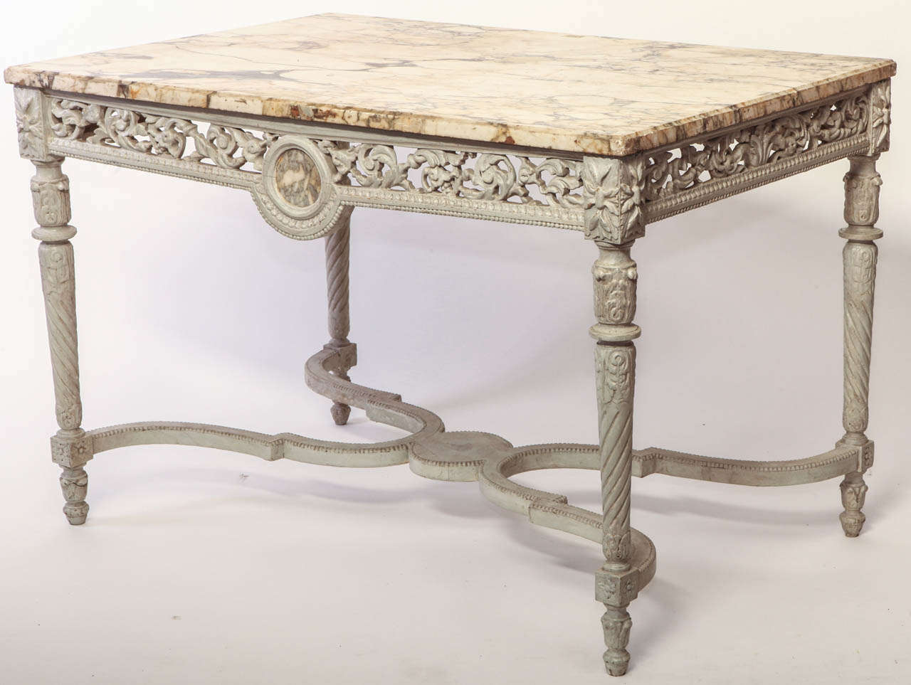 Elfenbeinfarben lackierter Mitteltisch mit Marmorplatte aus dem 19. Jahrhundert (Louis XVI.) im Angebot