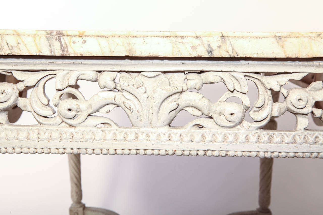 Elfenbeinfarben lackierter Mitteltisch mit Marmorplatte aus dem 19. Jahrhundert im Angebot 2