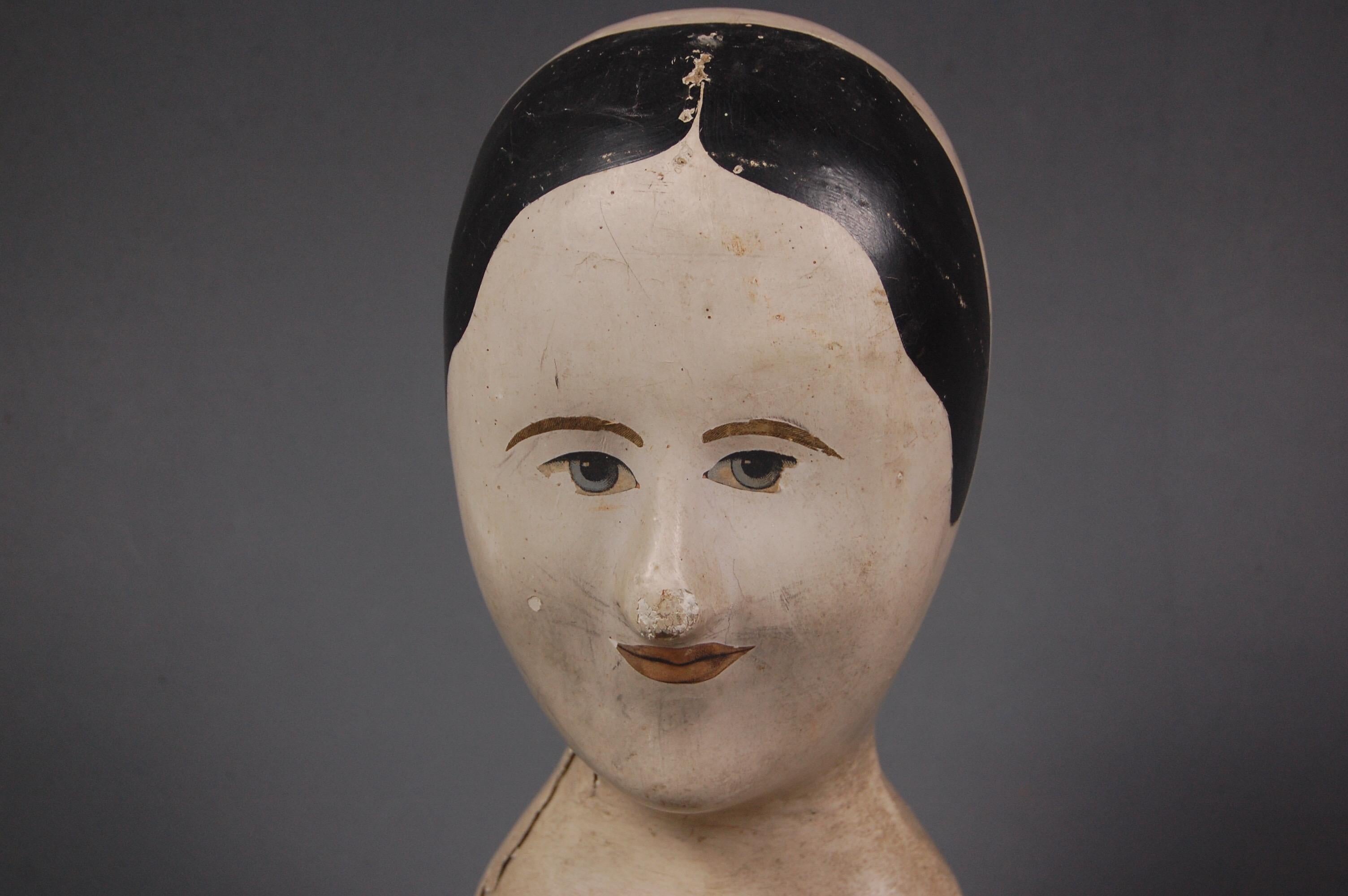 Tête de marotte peinte de la fin du XIXe siècle:: en papier mâché. Merveilleuse expression. Pertes mineures:: couture fendue des deux côtés de la tête:: mais l'article reste stable et se tient bien.