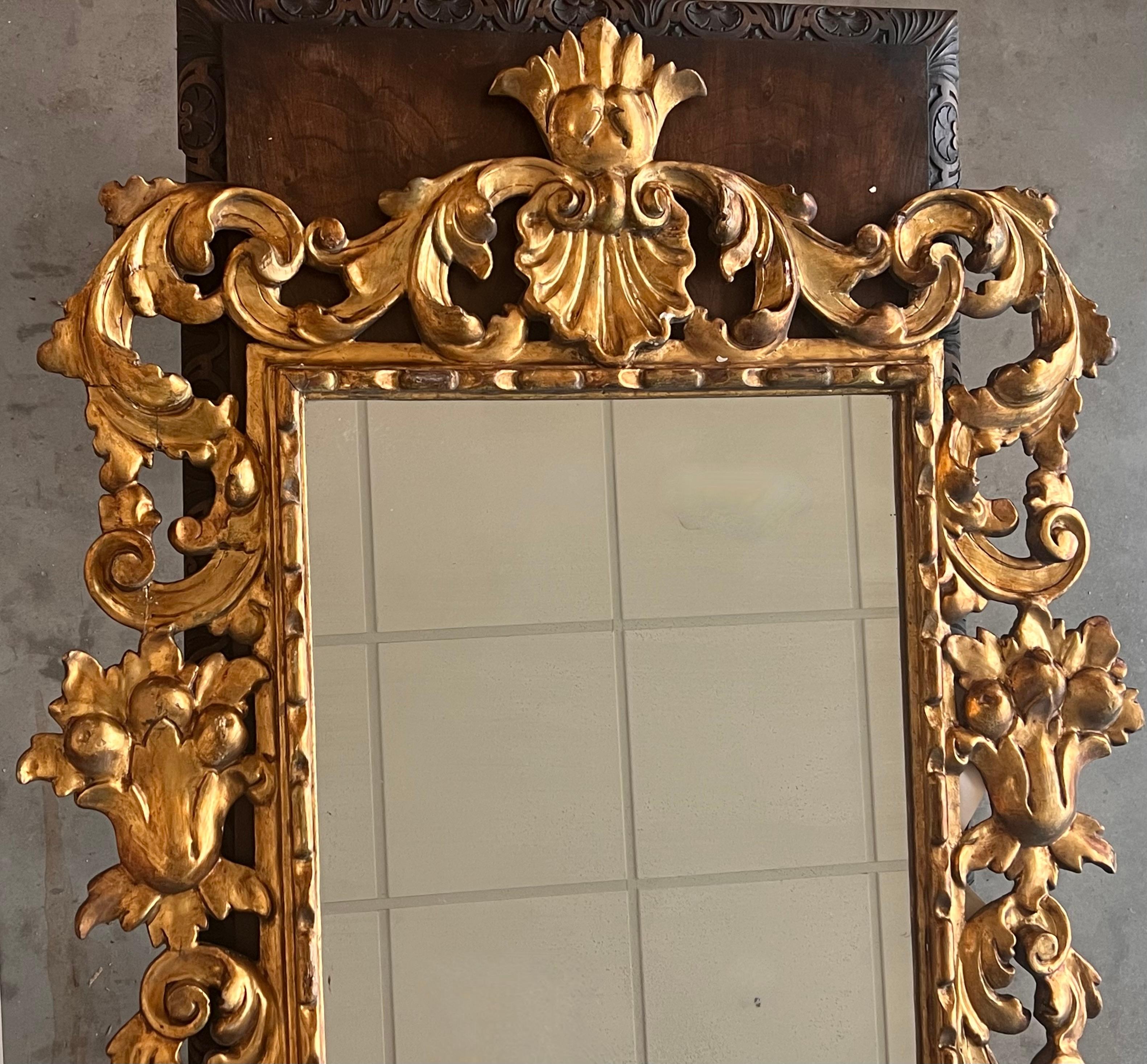 italien Miroir en bois sculpté et doré d'époque Empire (19e) en vente