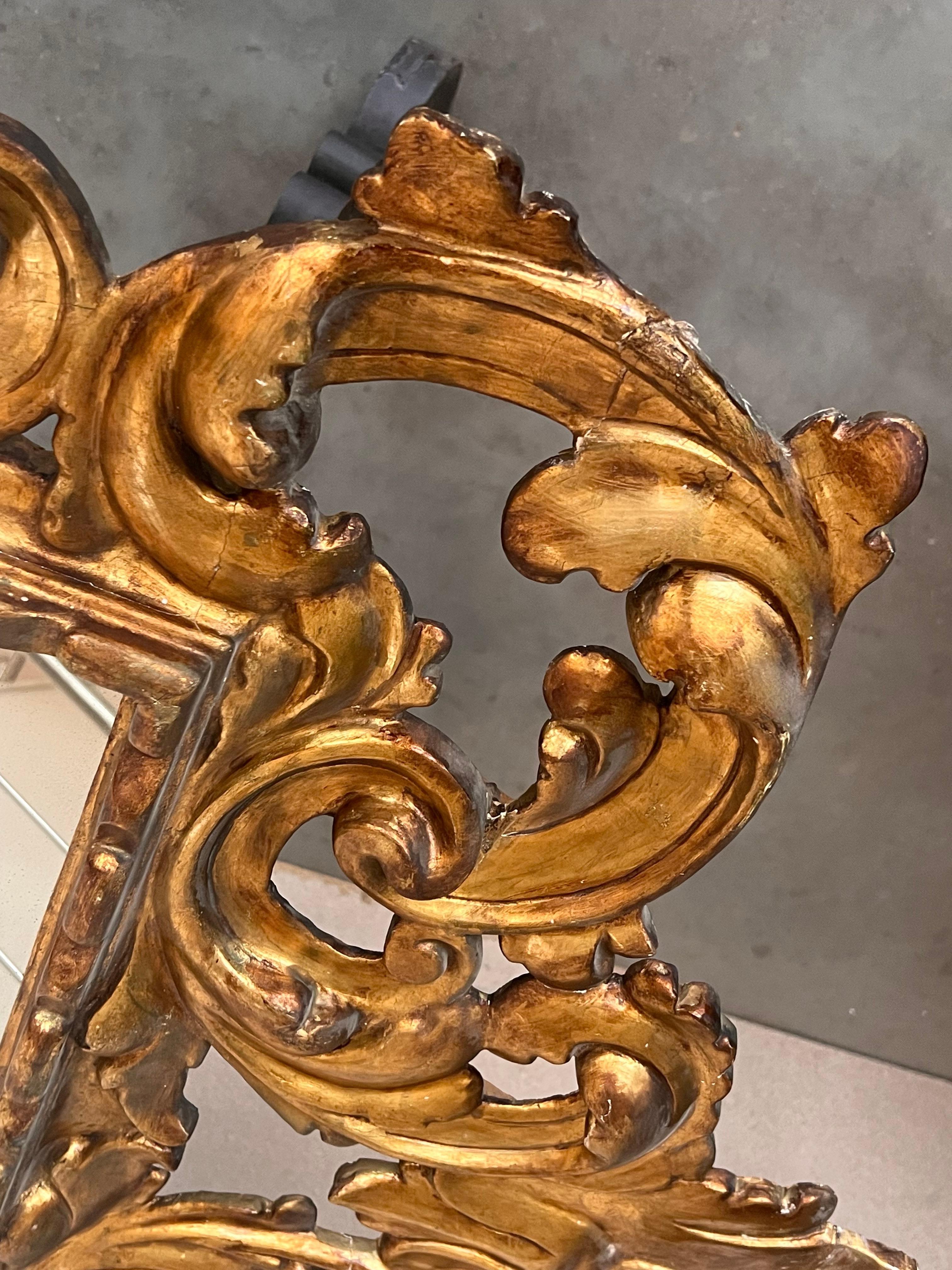 Intagliato a mano Specchio in legno dorato intagliato di epoca impero francese del XIX secolo in vendita
