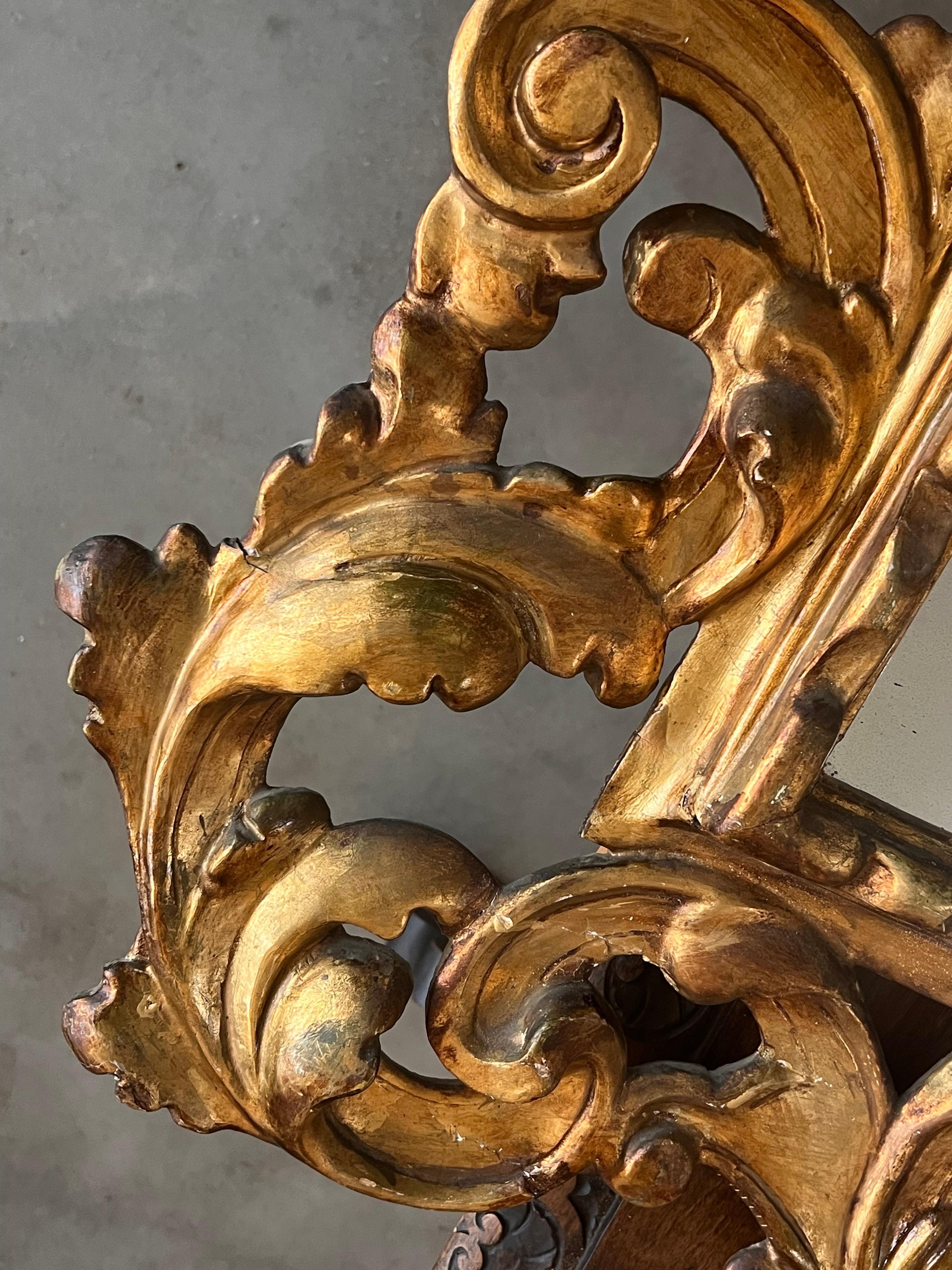 Miroir en bois sculpté et doré d'époque Empire (19e) Bon état - En vente à Miami, FL