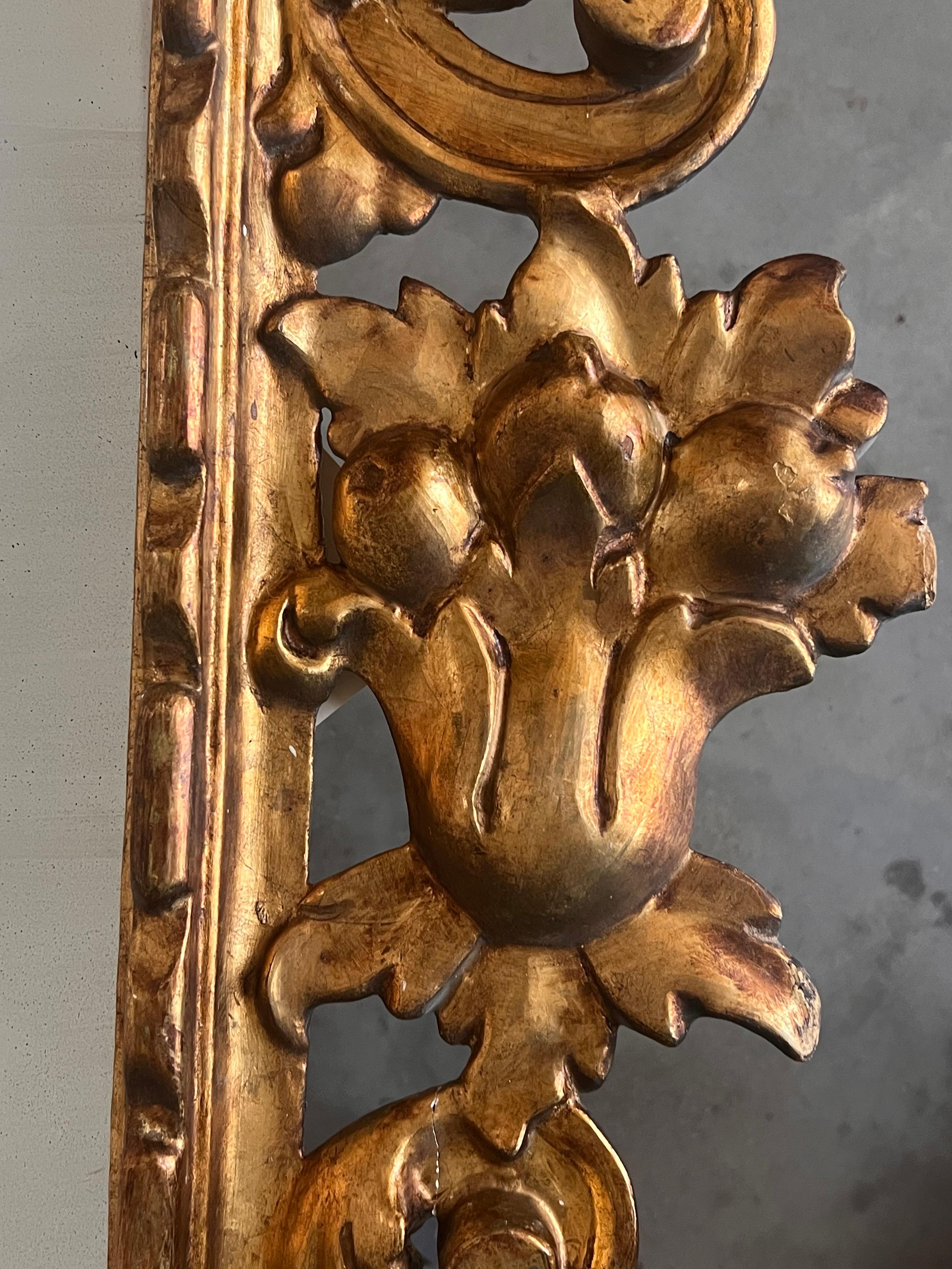 20ième siècle Miroir en bois sculpté et doré d'époque Empire (19e) en vente