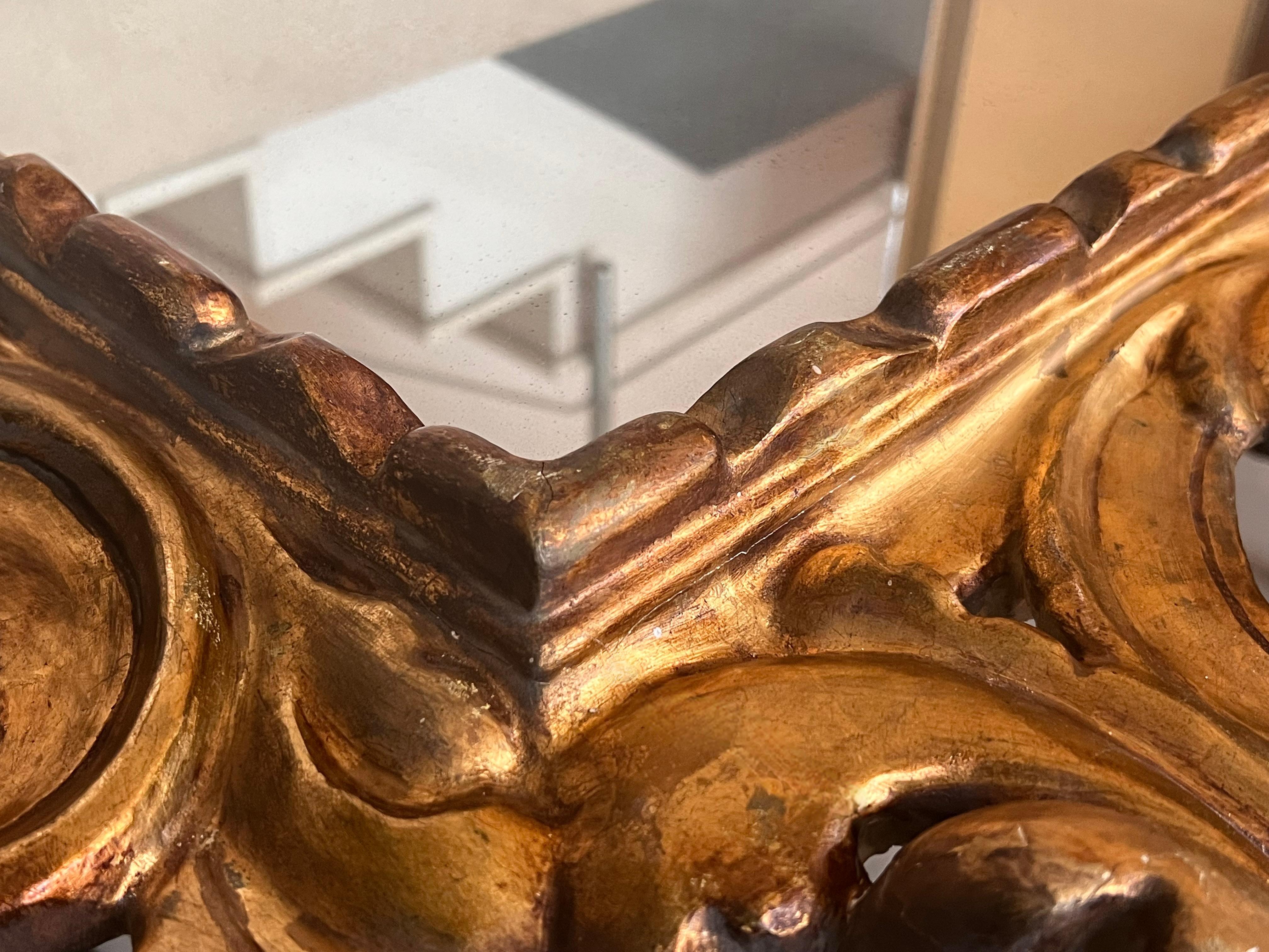 Legno dorato Specchio in legno dorato intagliato di epoca impero francese del XIX secolo in vendita