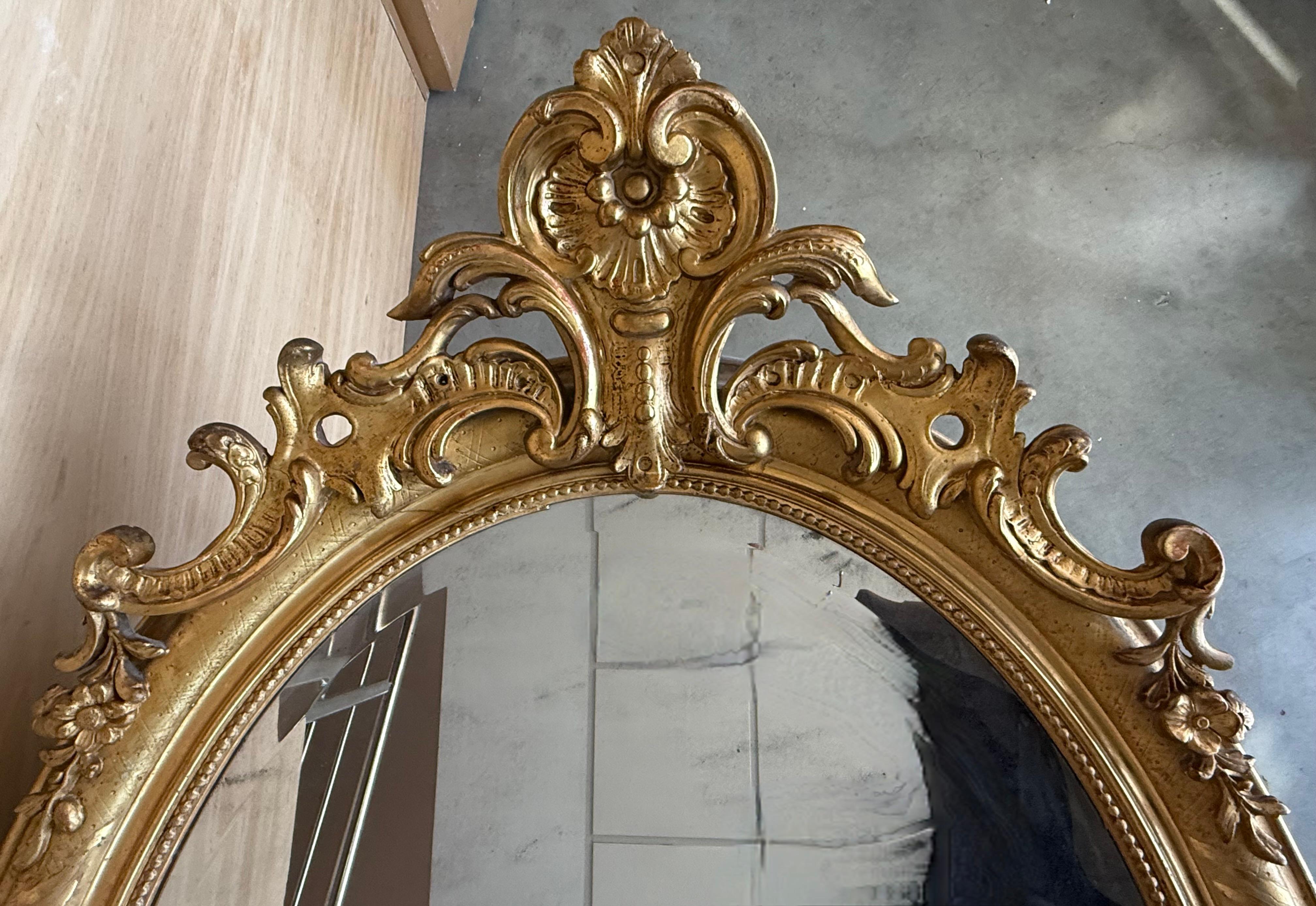 Francese Specchio ovale in legno dorato del 19° periodo Impero francese in vendita