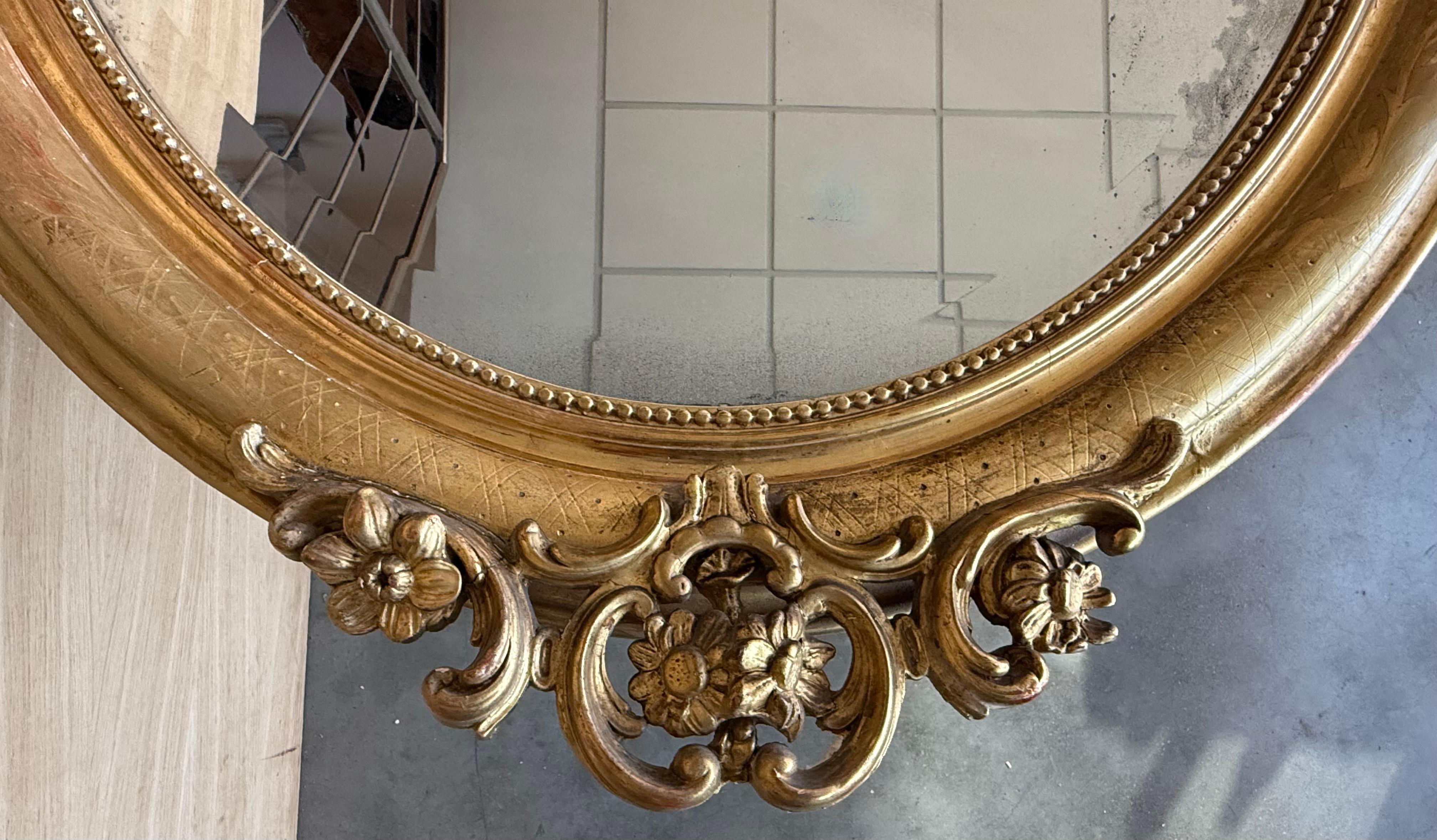 Intagliato Specchio ovale in legno dorato del 19° periodo Impero francese in vendita