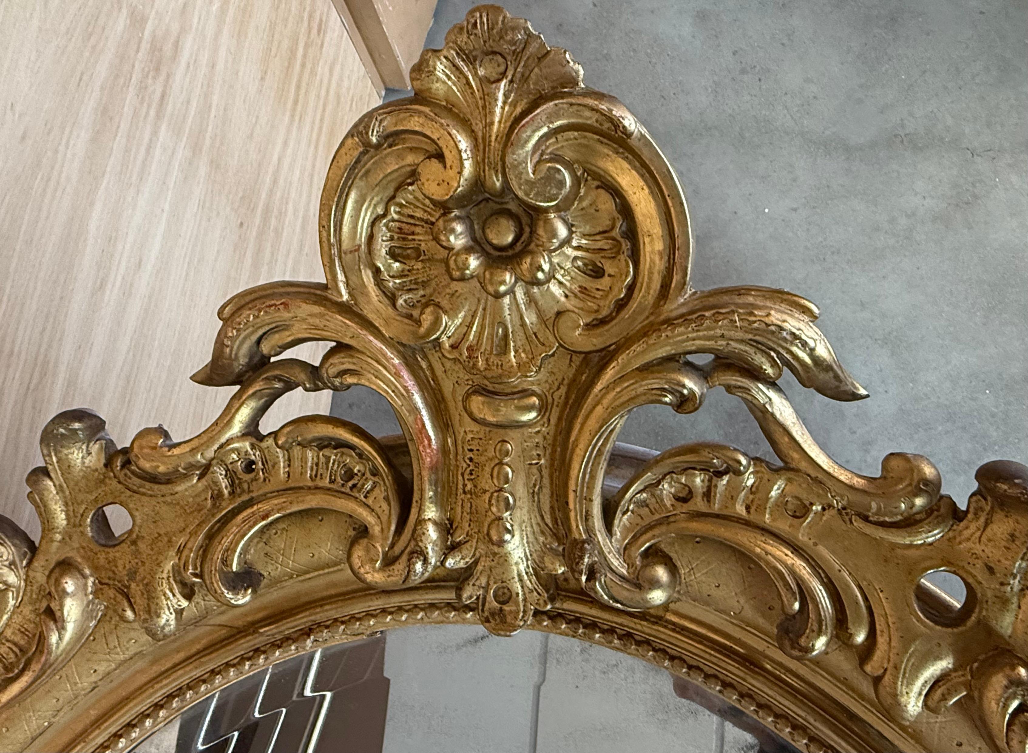 Specchio ovale in legno dorato del 19° periodo Impero francese In condizioni buone in vendita a Miami, FL