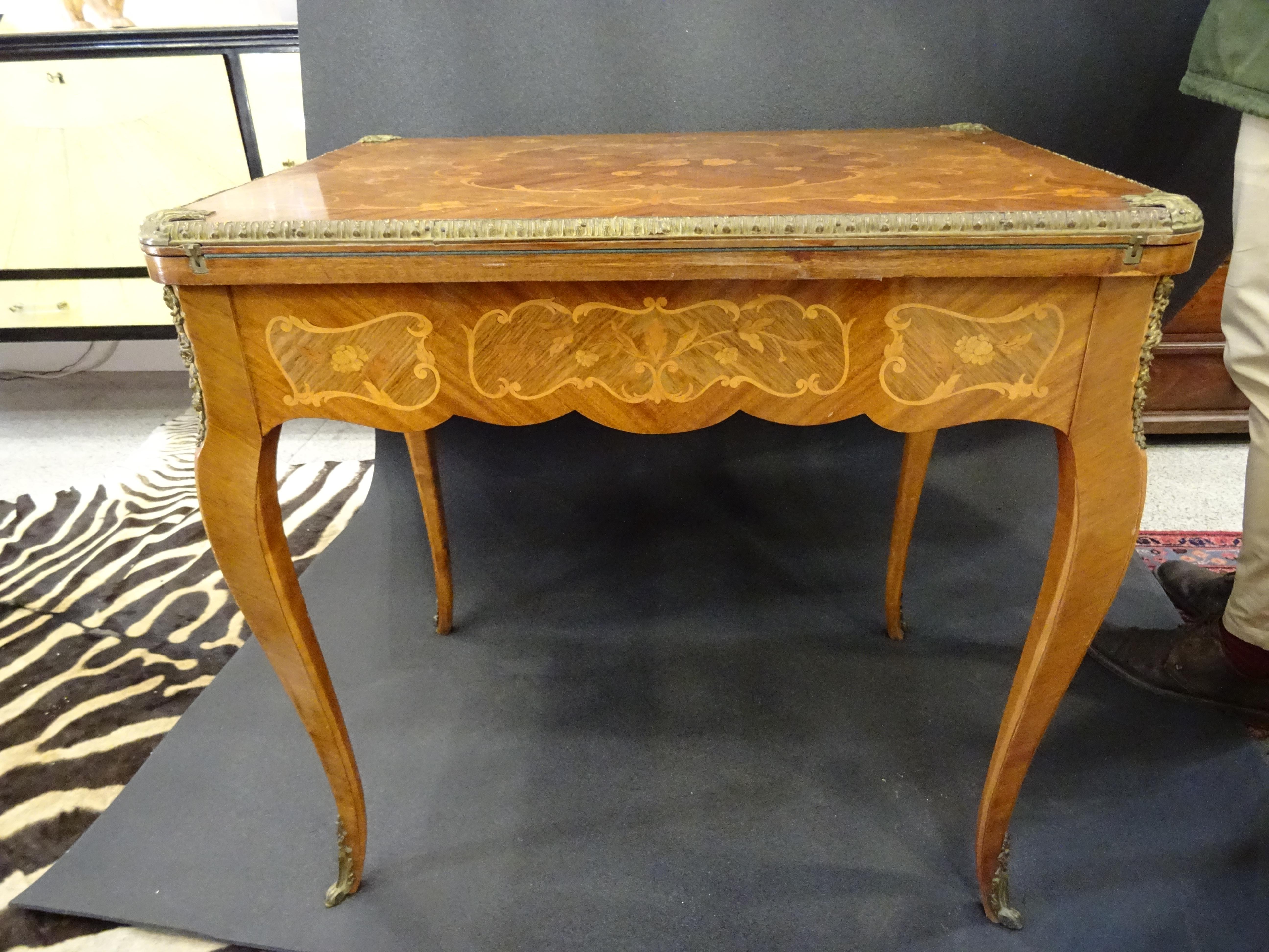 Amazing game table or card table in inlaid wood with flowers and garlands, embellished with bronzes in all the contour as well as the flaps of the legs. It has a drawer and turning it opens to use it for the use it is prefered.
In a very good
