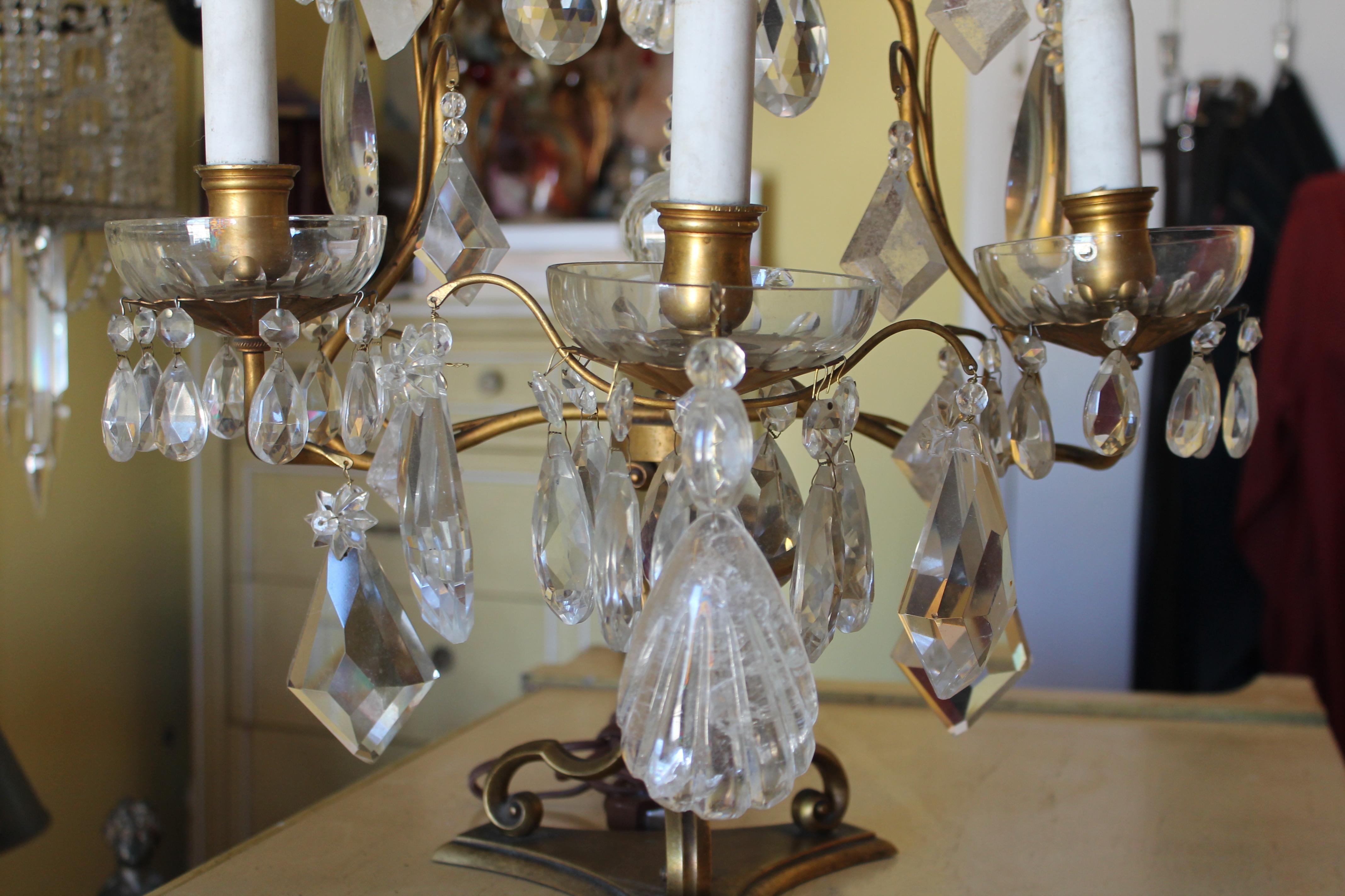 Cristal de roche Lampe de table Louis XV en bronze doré et cristal de roche du 19ème siècle Maison by Maison Bagues en vente