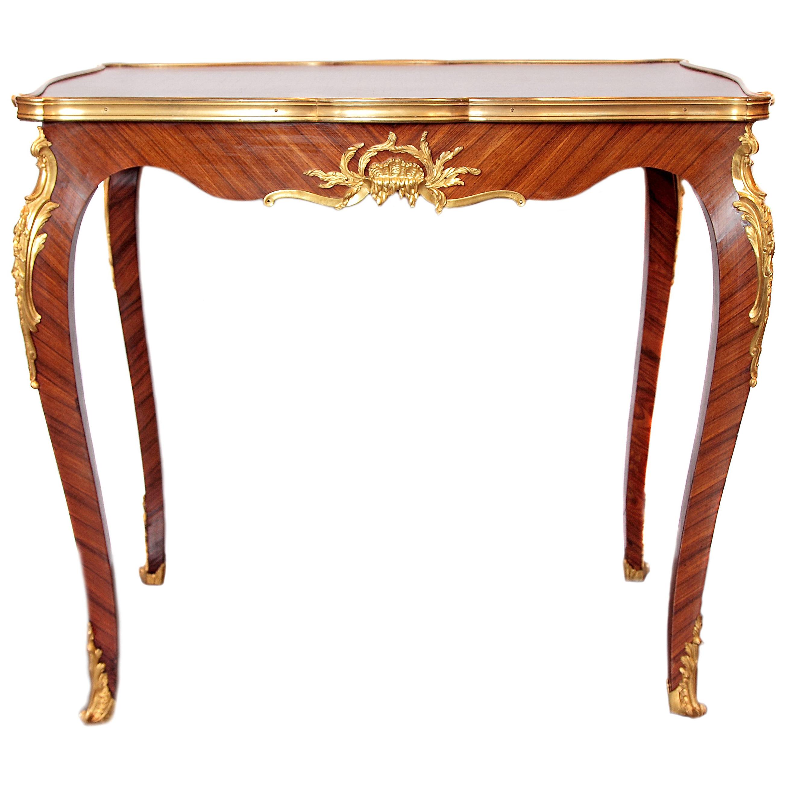 Tavolino Luigi XV francese del XIX secolo in legno di Re e bronzo dorato attribuito a F Link