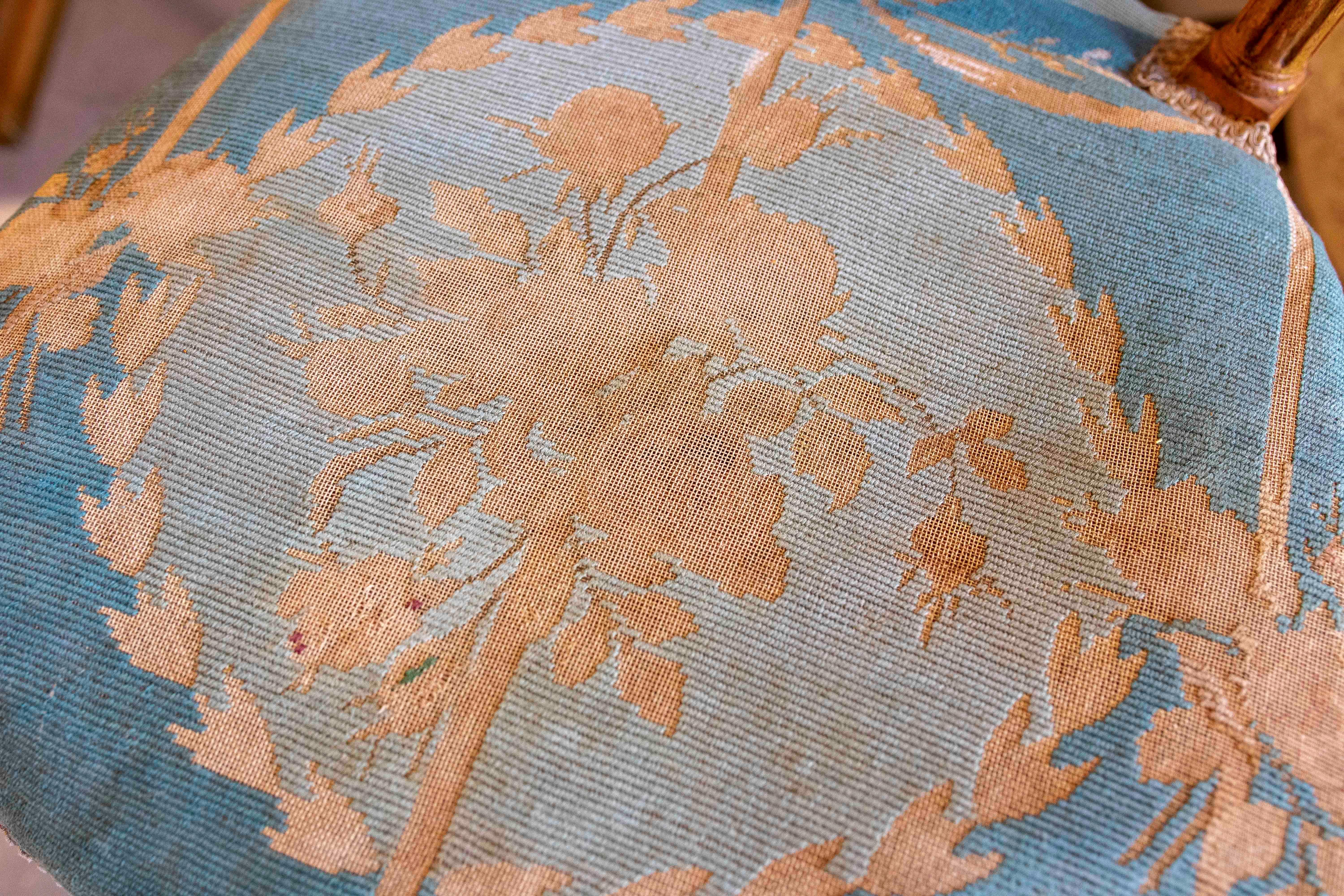 Chaise Louis XVI française du 19ème siècle, dorée et tapissée de bleu en vente 4